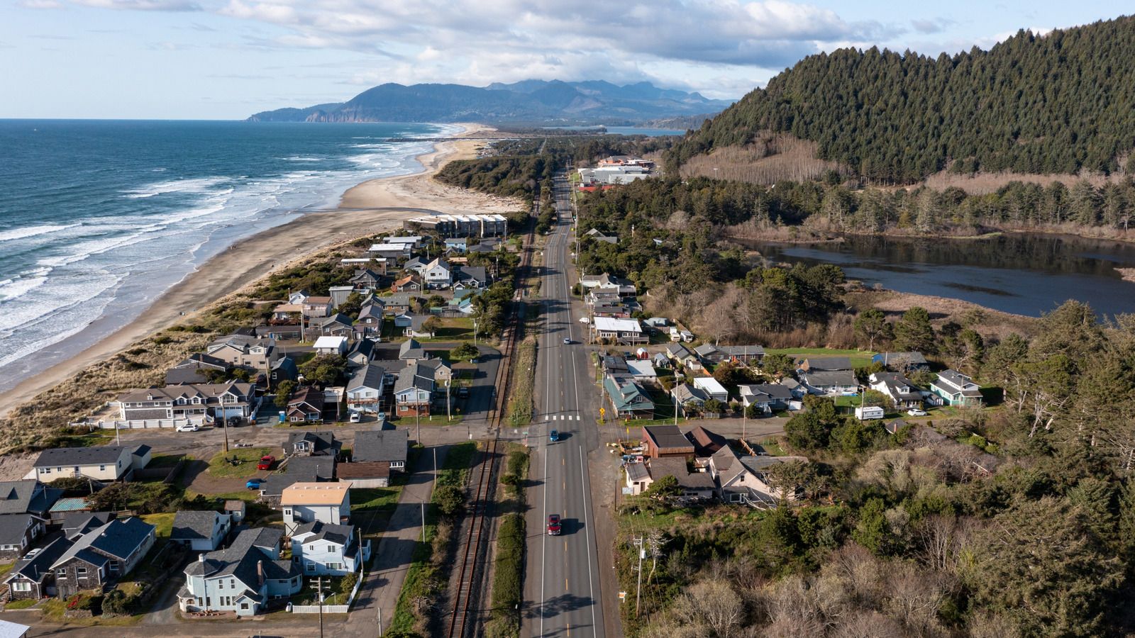 1600x900 This Stretch Of Oregon's Coast Is A Cute Beach City With Sandy Beaches, Quaint Shops, And Sleepy Vibes