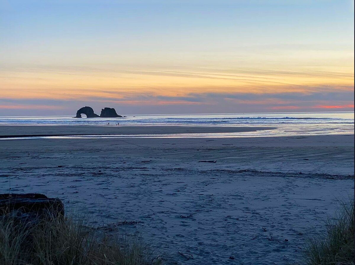 1200x898 Beachfront Home with Beautiful Ocean Views for Rent in Rockaway Beach, Oregon, United States