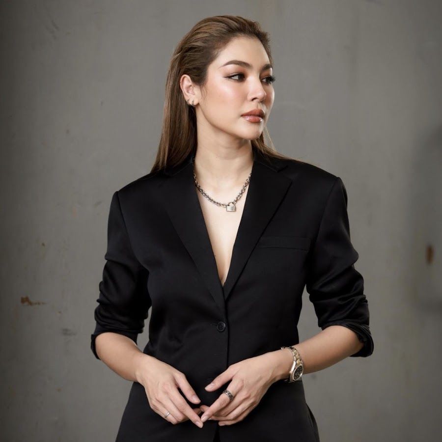 900x900 Faye Malisorn Moments