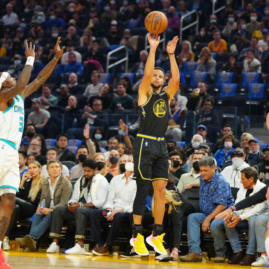 900x900 Steph Curry Shooting A Three Pointer Wallpaper