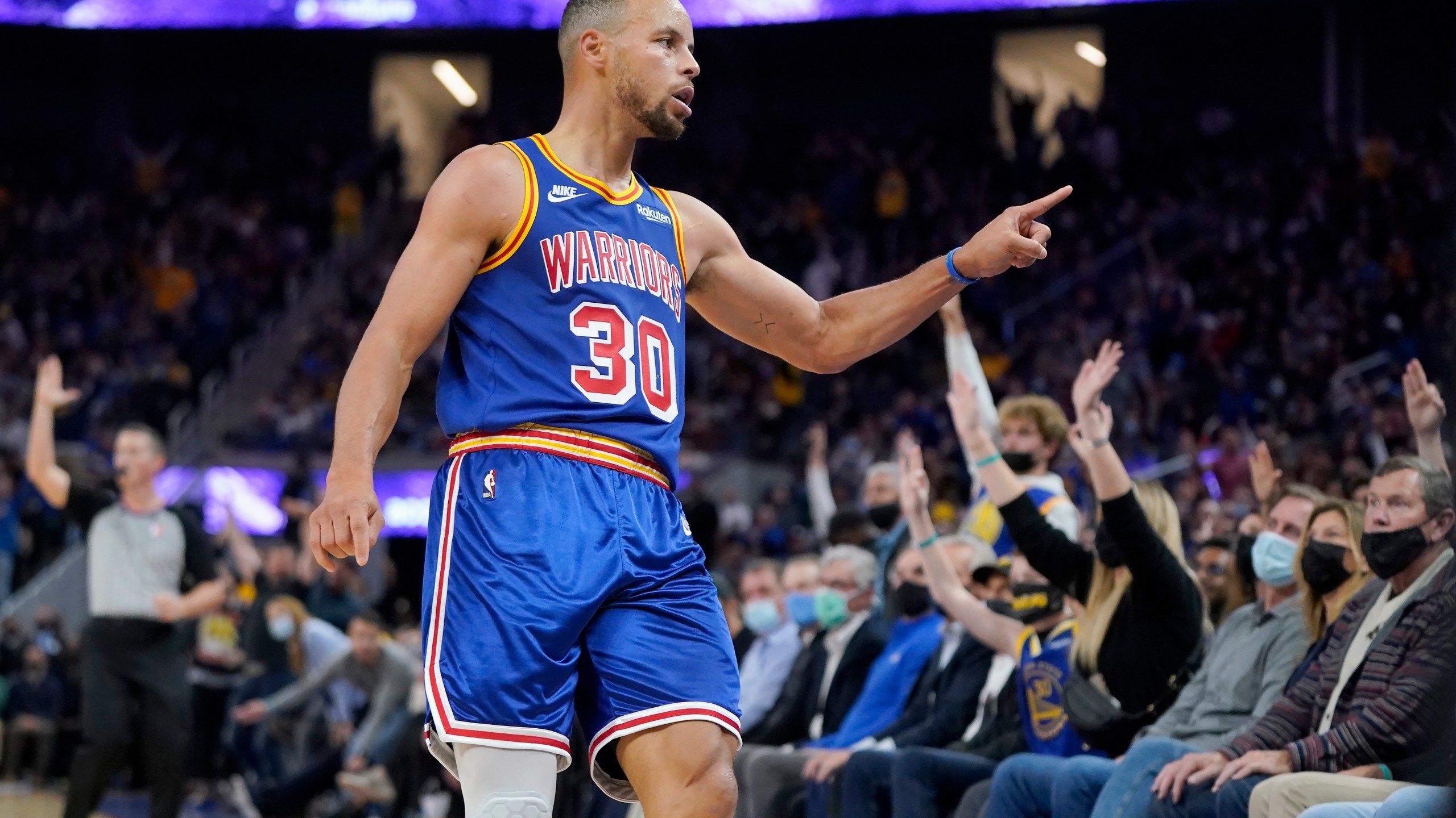 2560x1440 Social Media Reacts After Steph Curry Points To Crowd Mid Shot