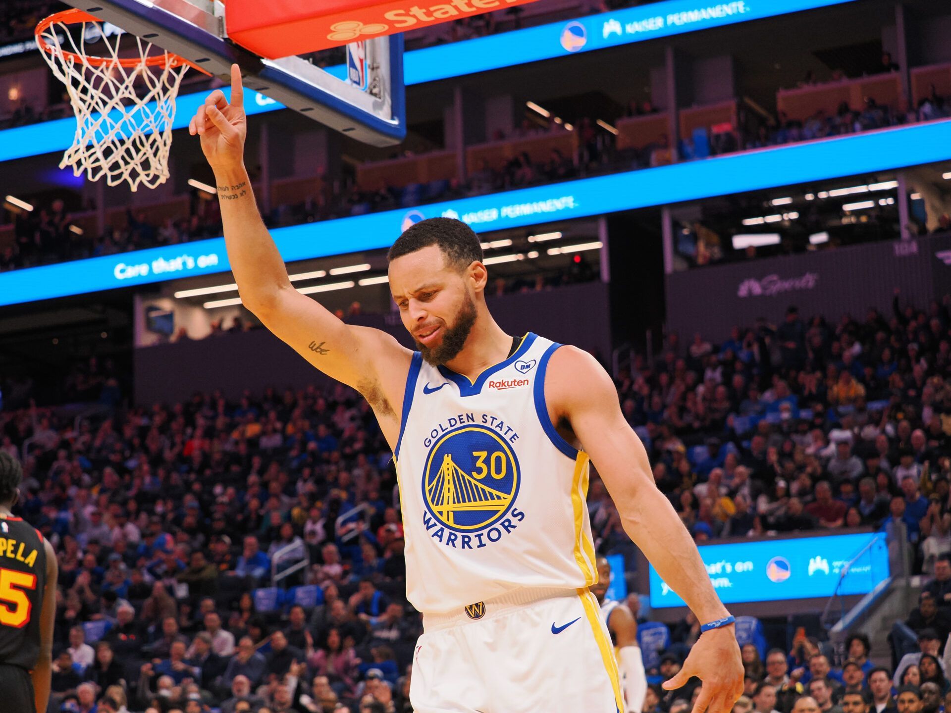 1920x1440 Physics Doesn't Apply To Him' Stephen Curry's Full Court Shot During Pre Game Routine Draws Wild Reactions