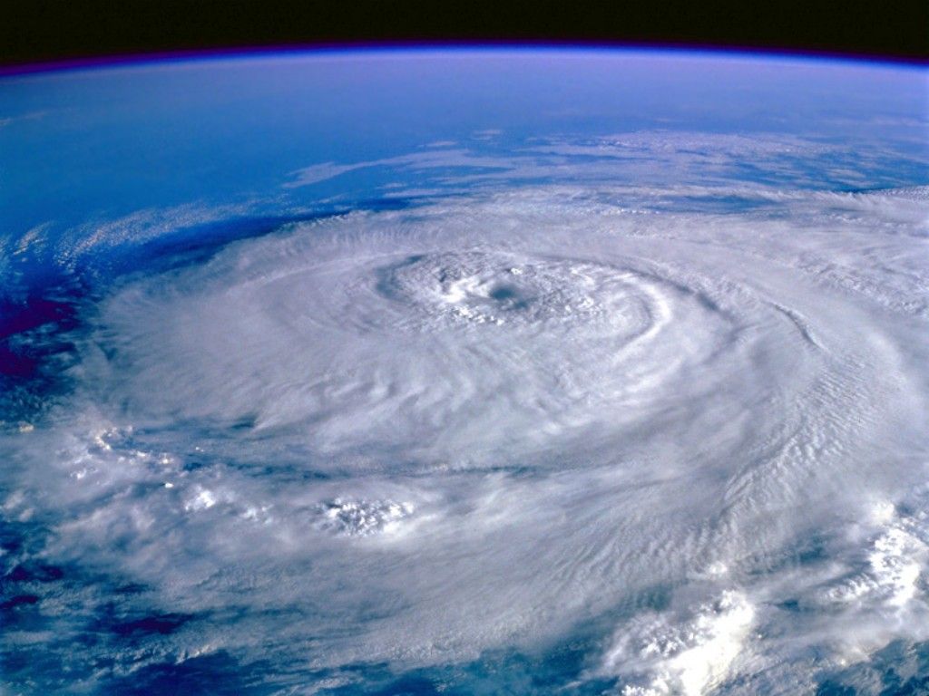1024x768 The eye of the storm