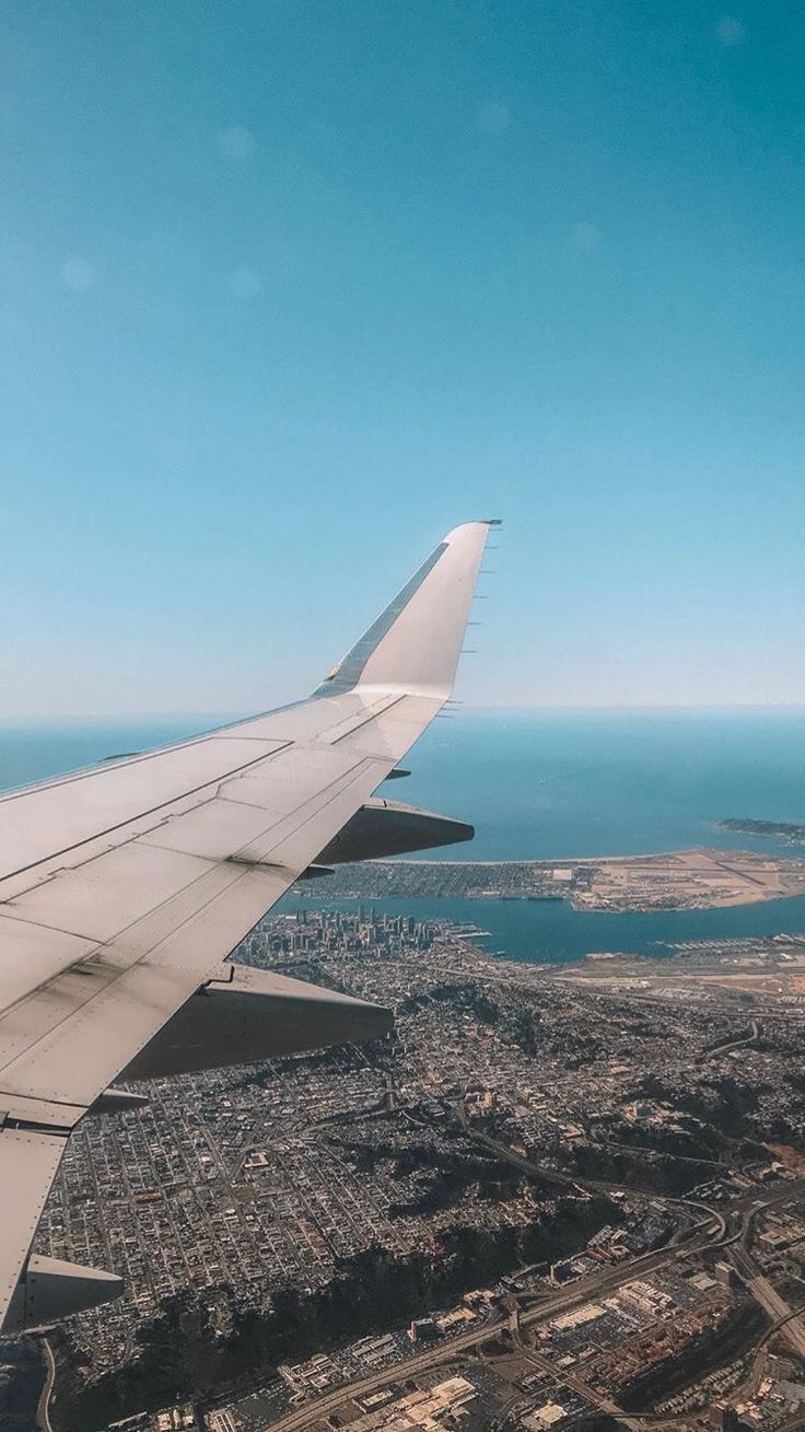 736x1309 Aerial view of an airplane wing over a city. Sfondi carini, Viaggi, Le nuvole