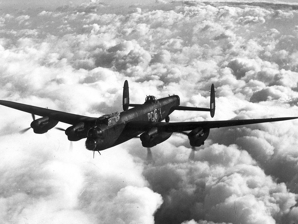 1024x768 WWII B&W Photo RAF Avro Lancaster Bomber in Flight WW2 World War Two / 5178