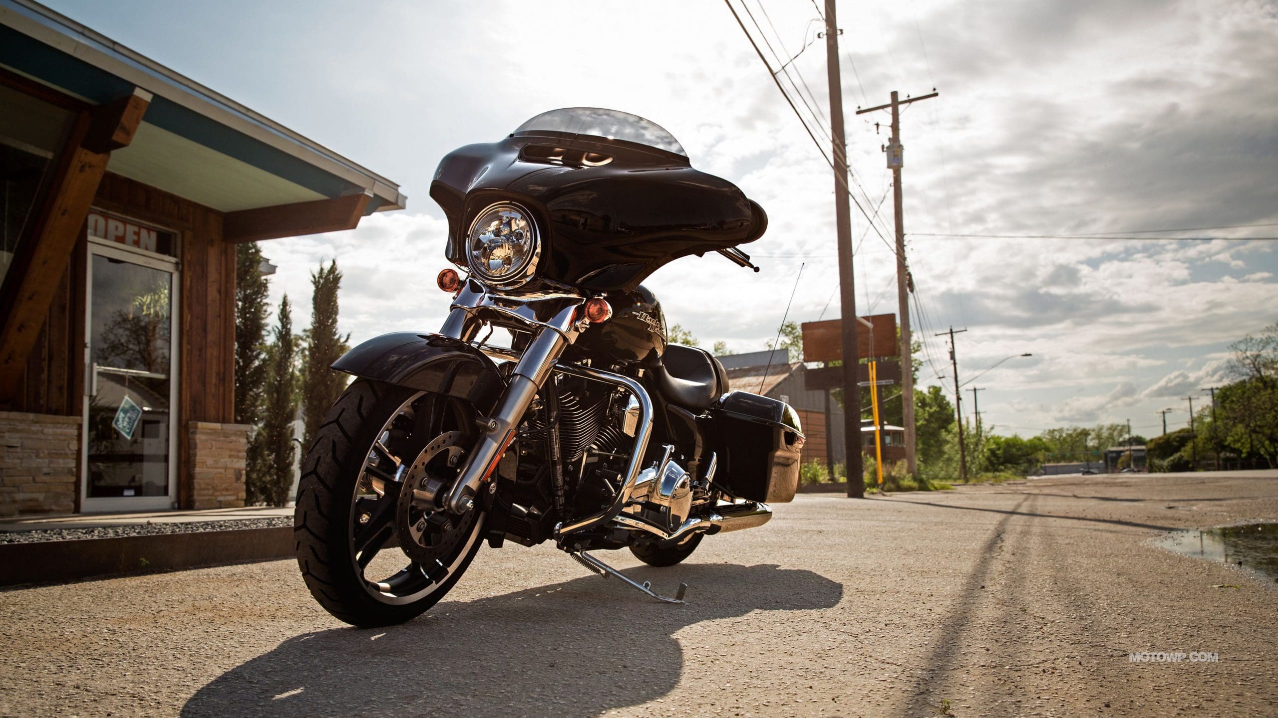 2560x1440 Harley Davidson Street Glide Wallpaper