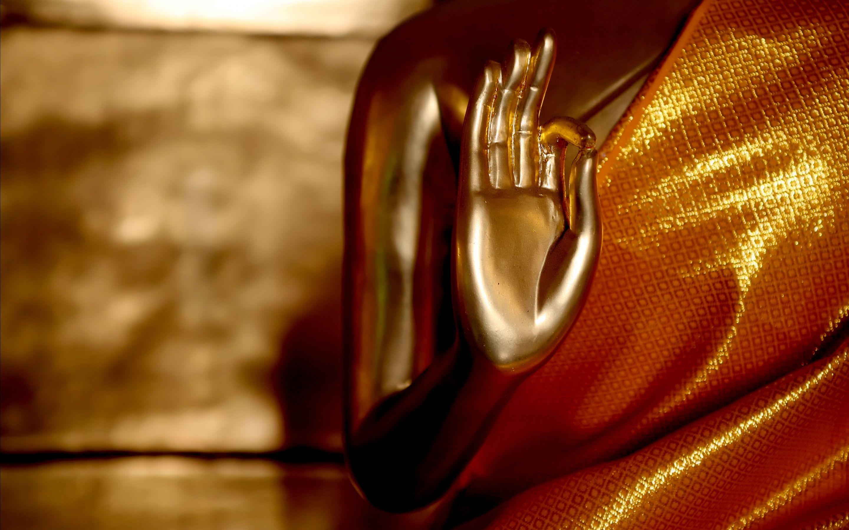 2880x1800 The Golden Light Of The Gautama Buddha Wallpaper