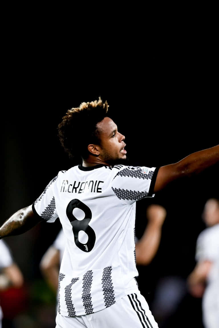 768x1152 Descargar fondos de Weston Mckennie En Acción