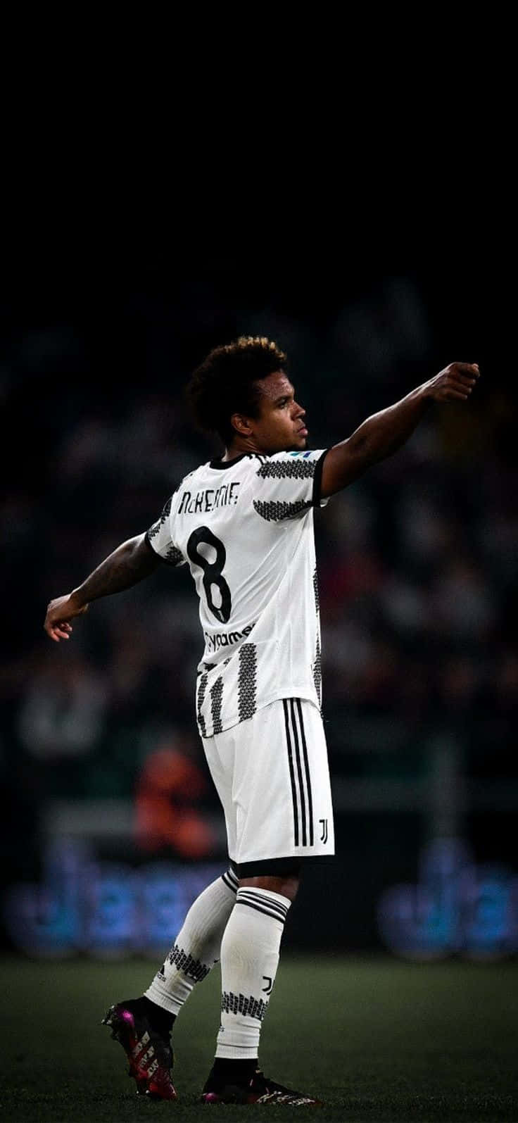 736x1595 Descargar fondos de Acción Del Mediocampista Weston Mc Kennie De La Juventus