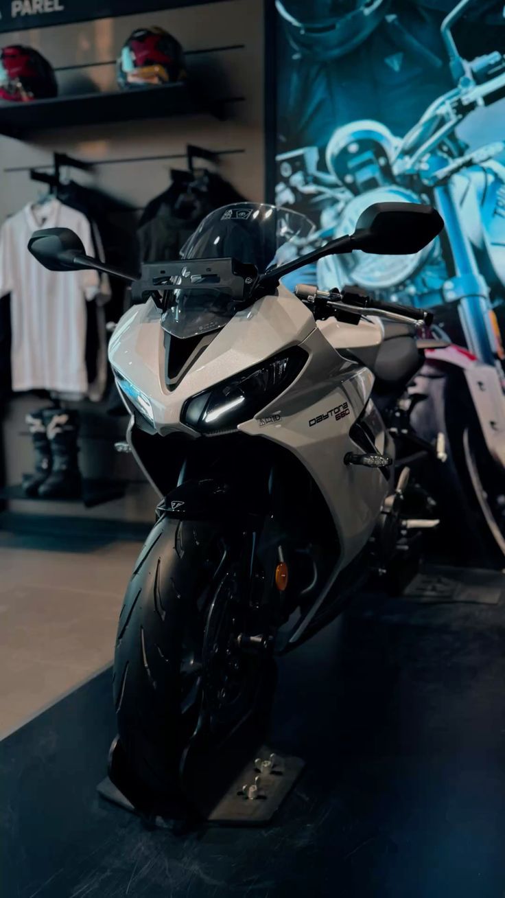 736x1308 Daytona 660