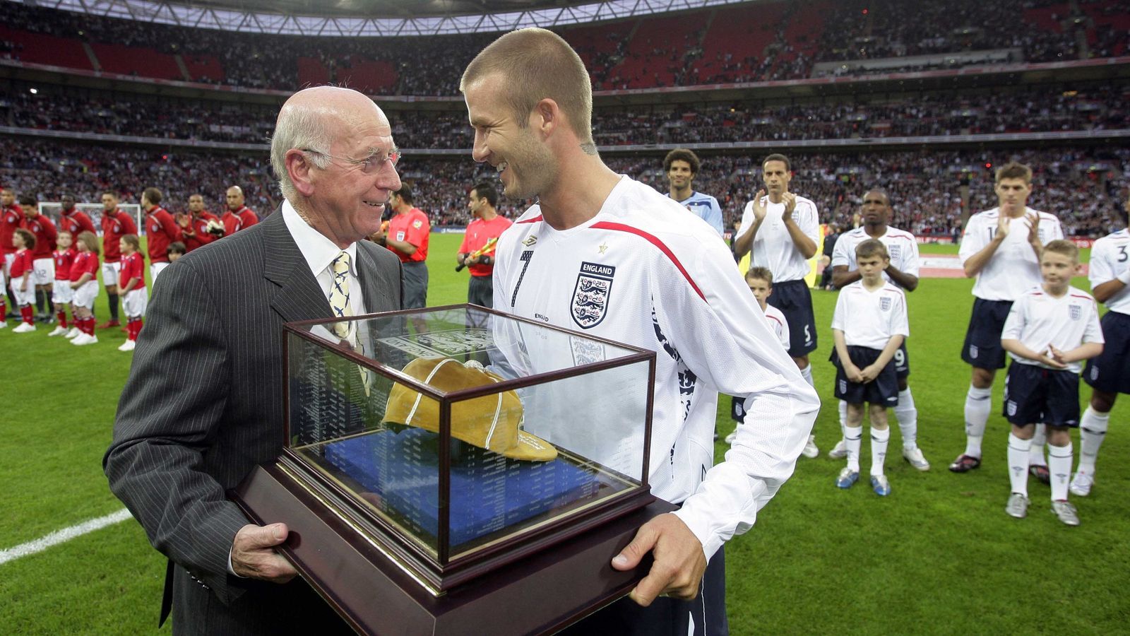 1600x900 David Beckham hails Sir Bobby Charlton on Man Utd legend's birthday