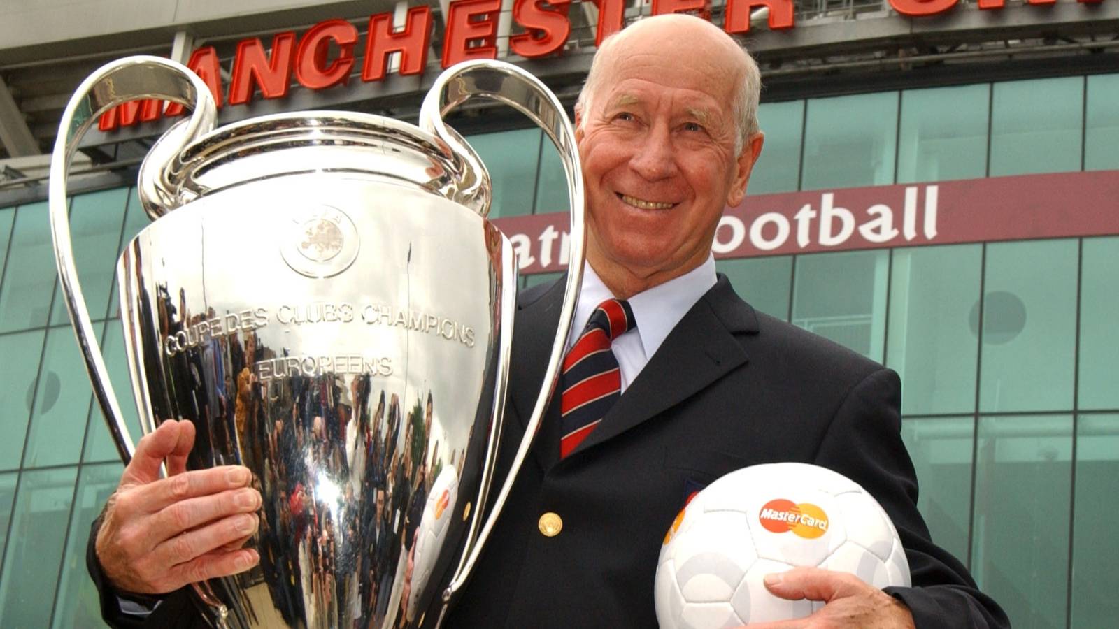 1600x900 Beautiful video of Sir Bobby Charlton talking about the 1999 Champions League final
