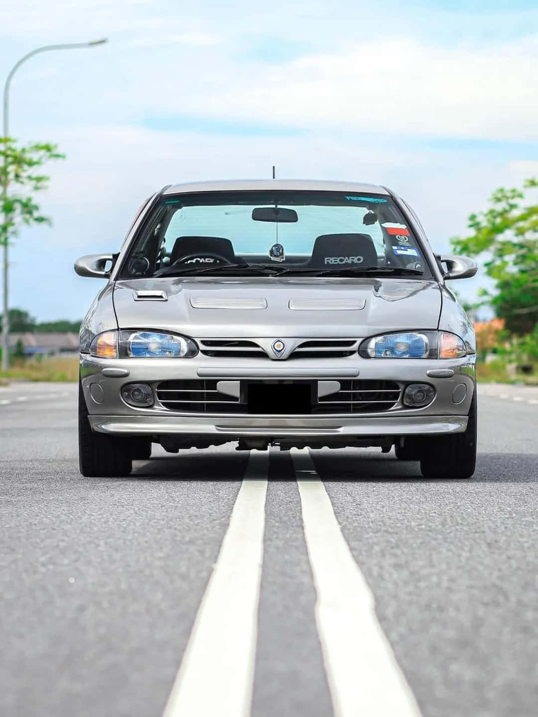 1080x1440 Descargar fondos de Modelo Plateado Proton Wira En La Carretera