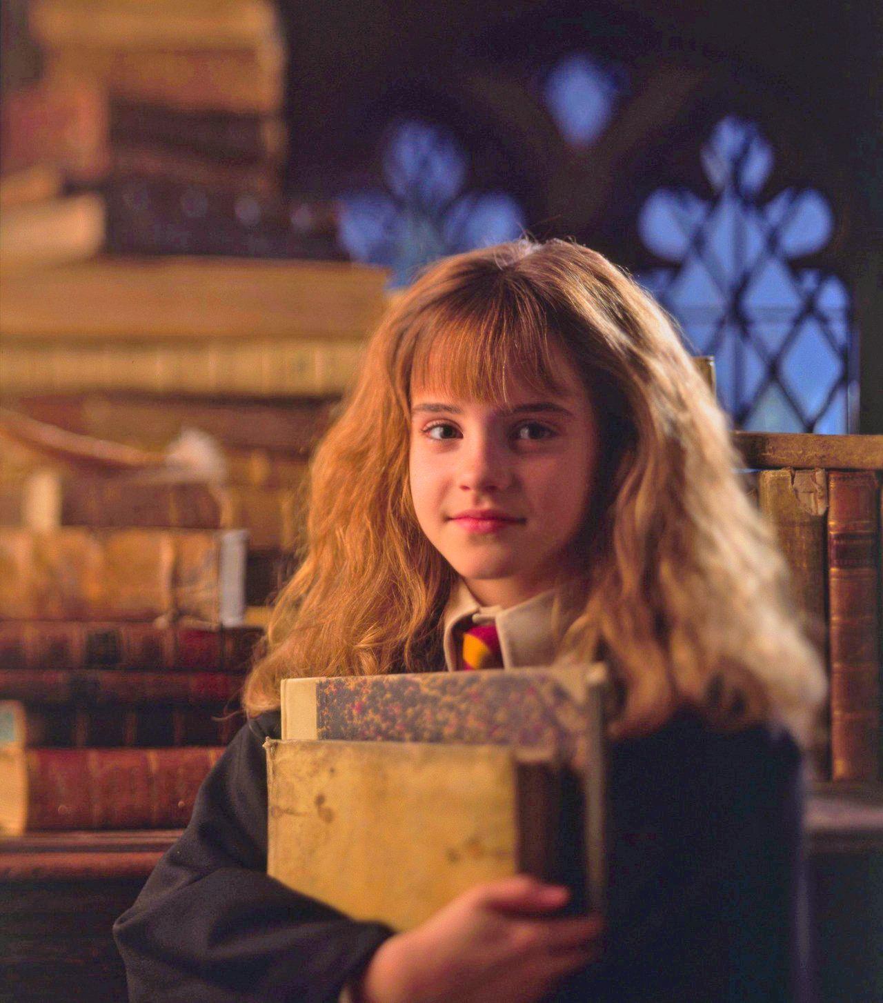 1280x1454 Hermione Granger Studying Wallpaper