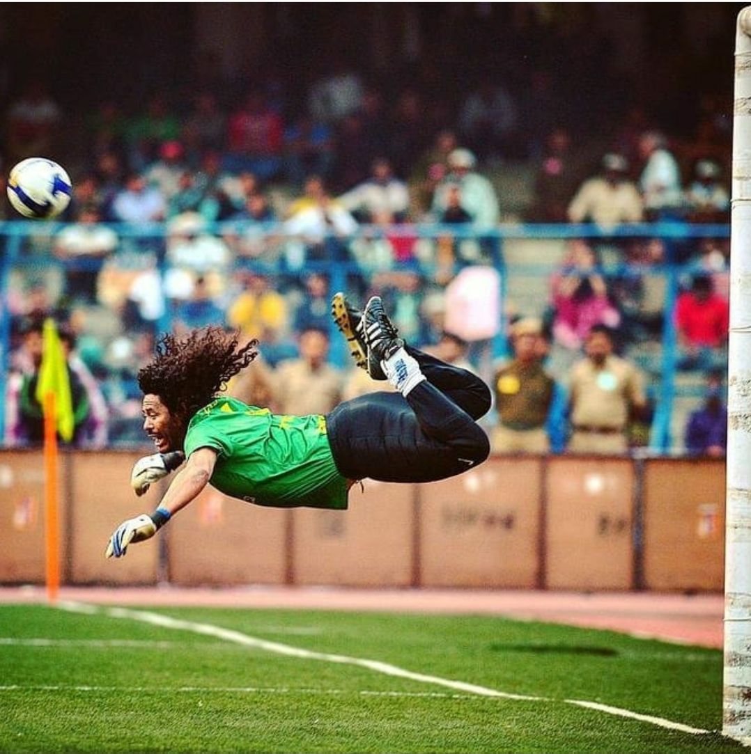1078x1083 PsBattle: Scorpionkick from goalkeeper, Rene Higuita