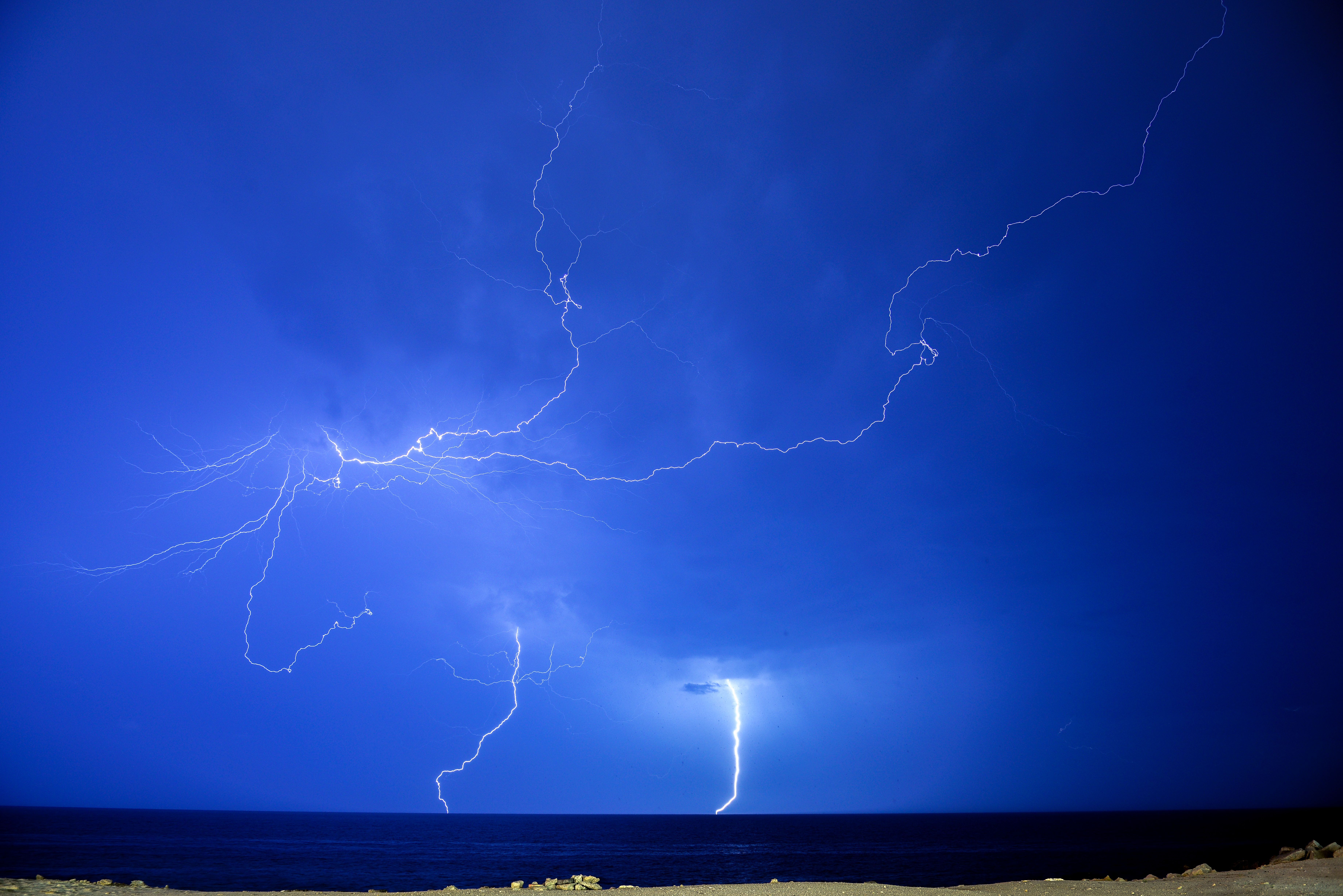 7360x4912 View of Lightning Strikes over a Sea · Free