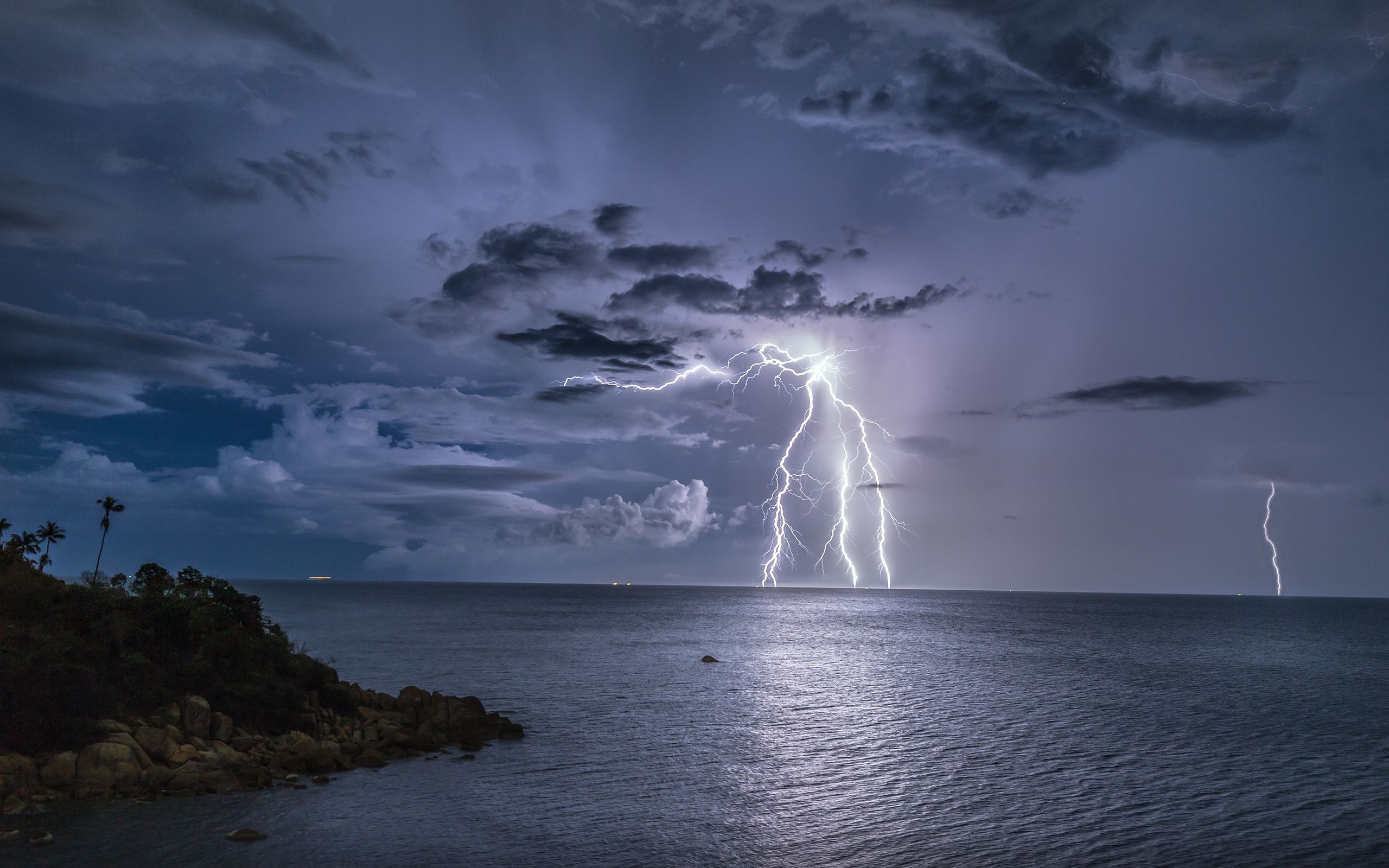 2560x1600 Lightning Ocean Tropical Storm Nature HD Wallpaper