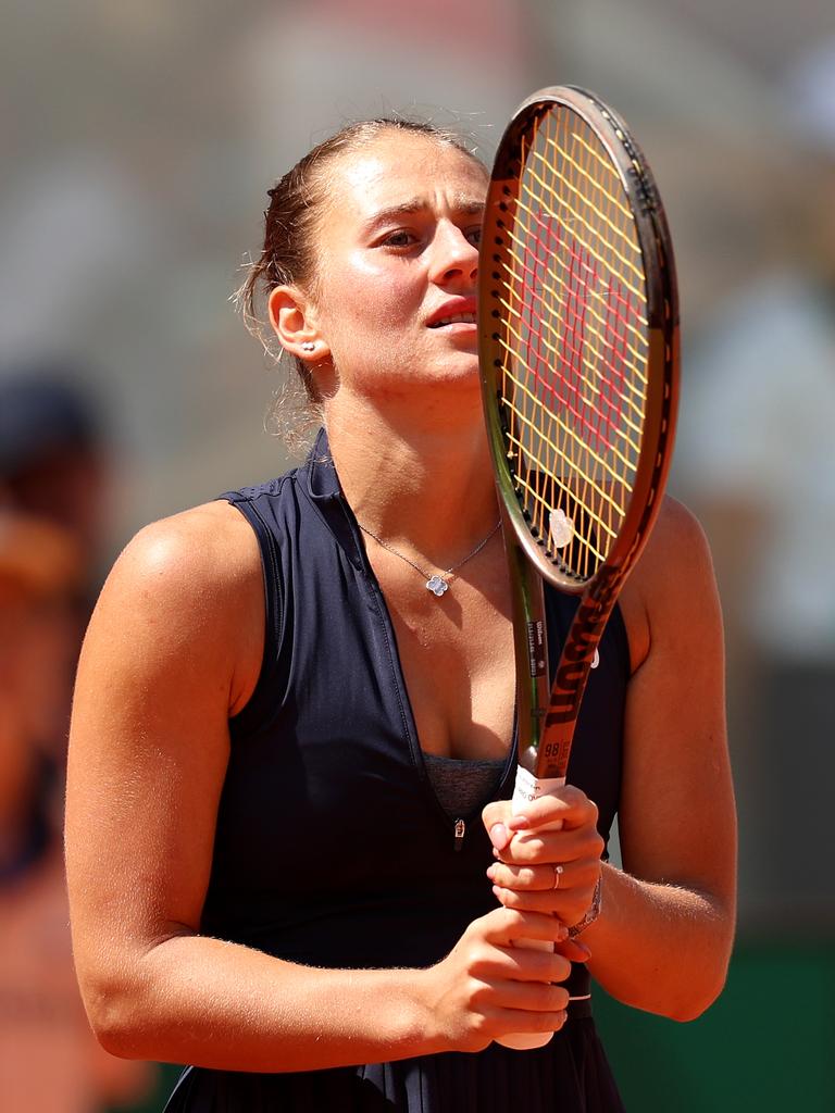 768x1024 French Open 2023: Ukraine player Marta Kostyuk booed for not shaking hands of Belarus player Aryna Sabalenka
