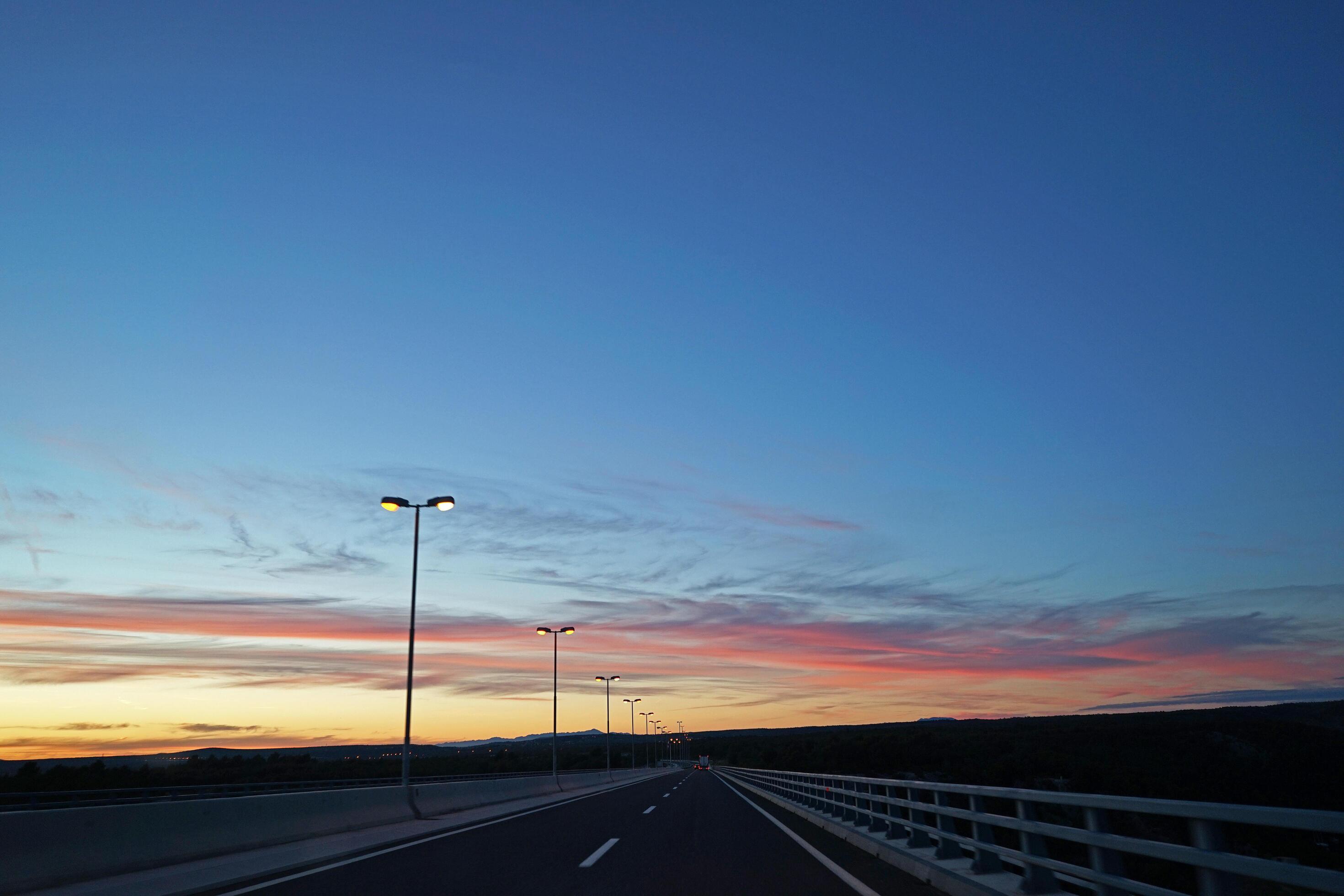 2940x1960 Beautiful roadside landscape scenery with mountain range and cloudy blue sky view from front car windshield