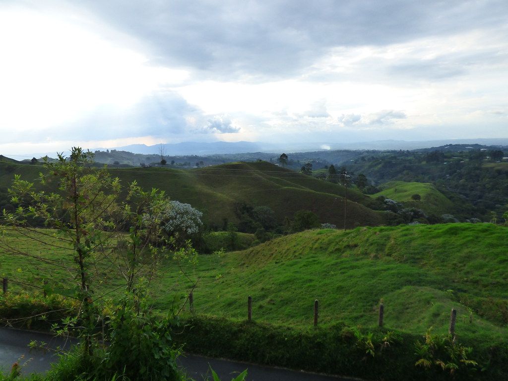 1024x768 Colombia. Roadside view