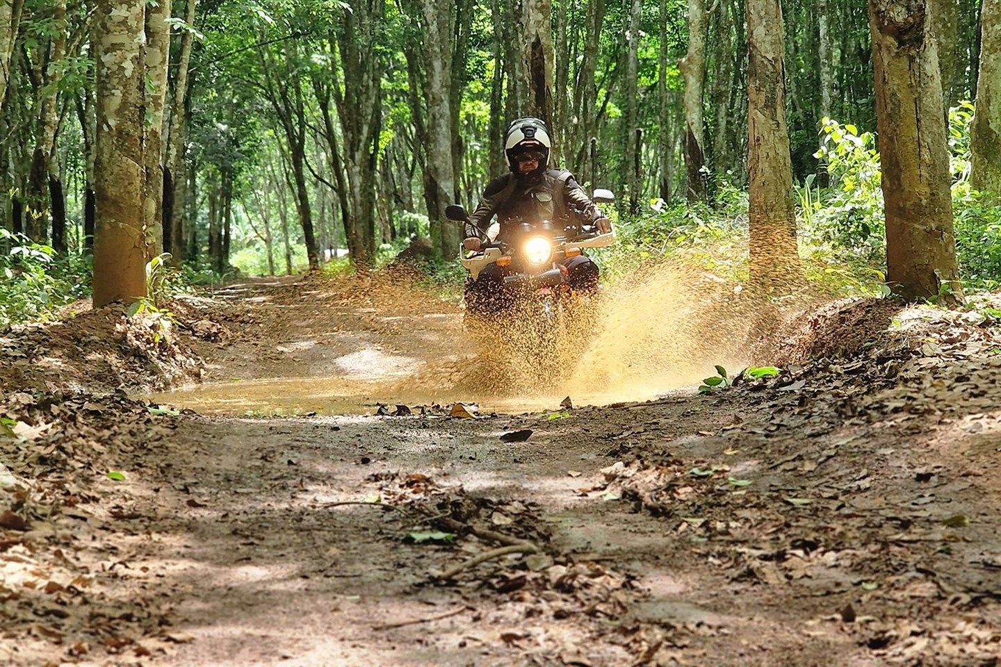 1440x960 Honda CG125 riding duo from the UK reach South Africa