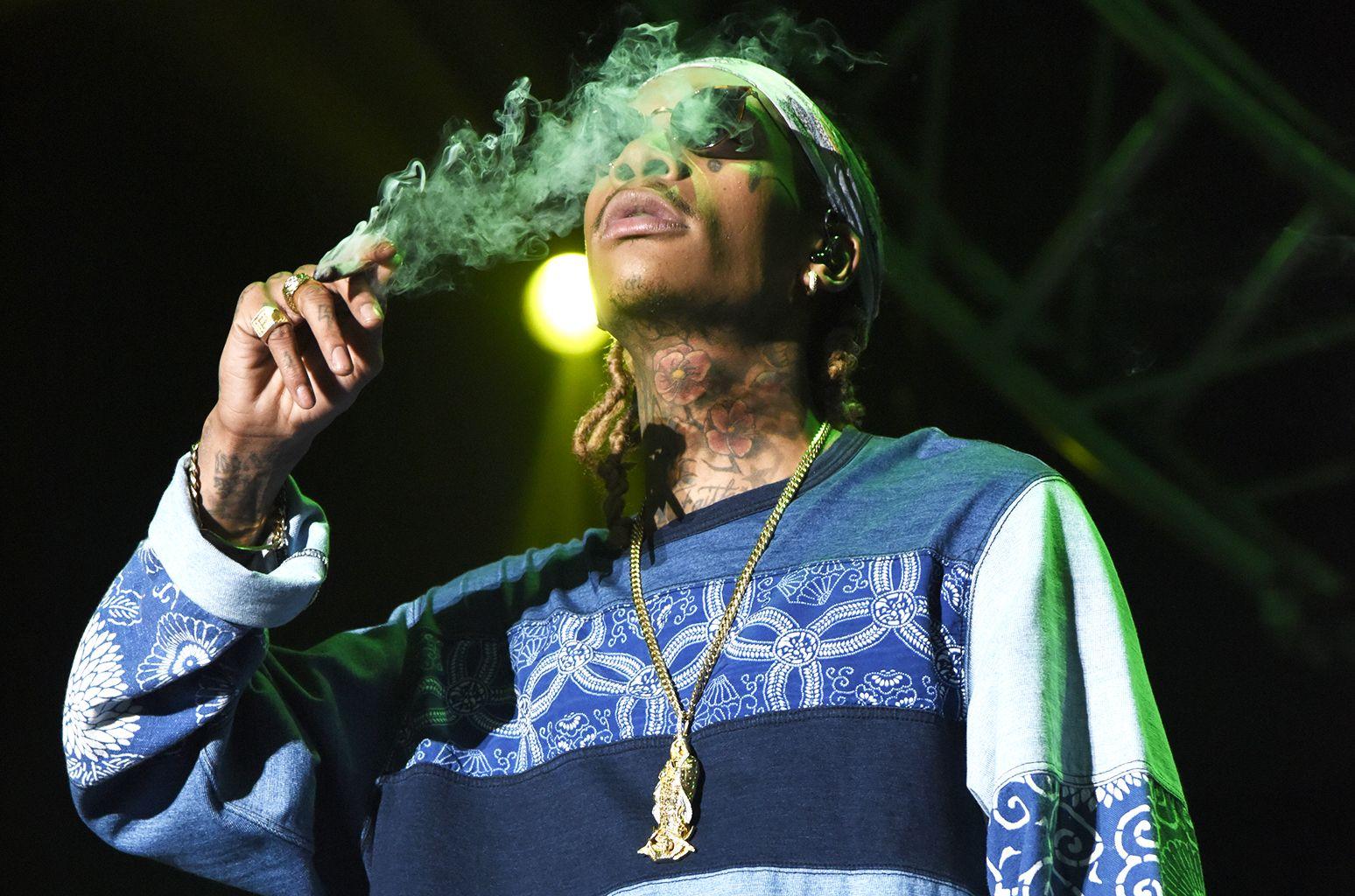 Wiz Khalifa Smoking Wallpapers Top Free Wiz Khalifa Smoking Backgrounds WallpaperAccess