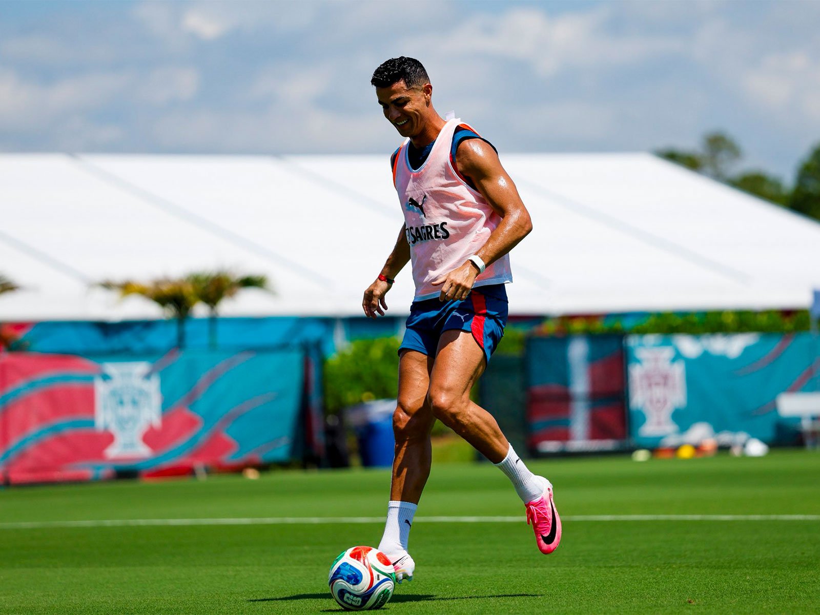 1600x1200 Cristiano Ronaldo Shares Training Photo Ahead of Portugal vs Uzbekistan