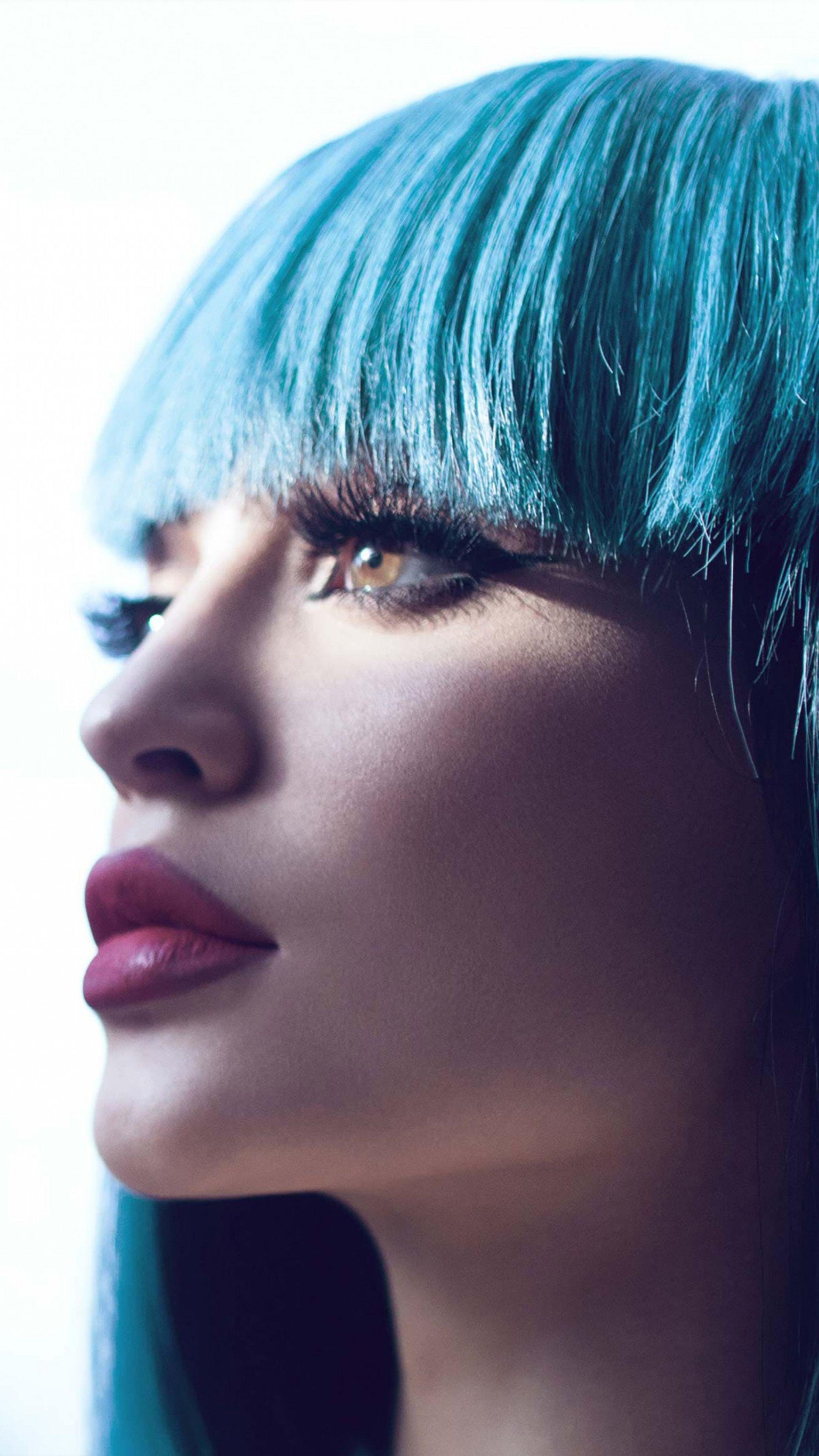 2160x3840 Kylie Jenner Blue Hair Free 4K Ultra HD Mobile Wallpaper