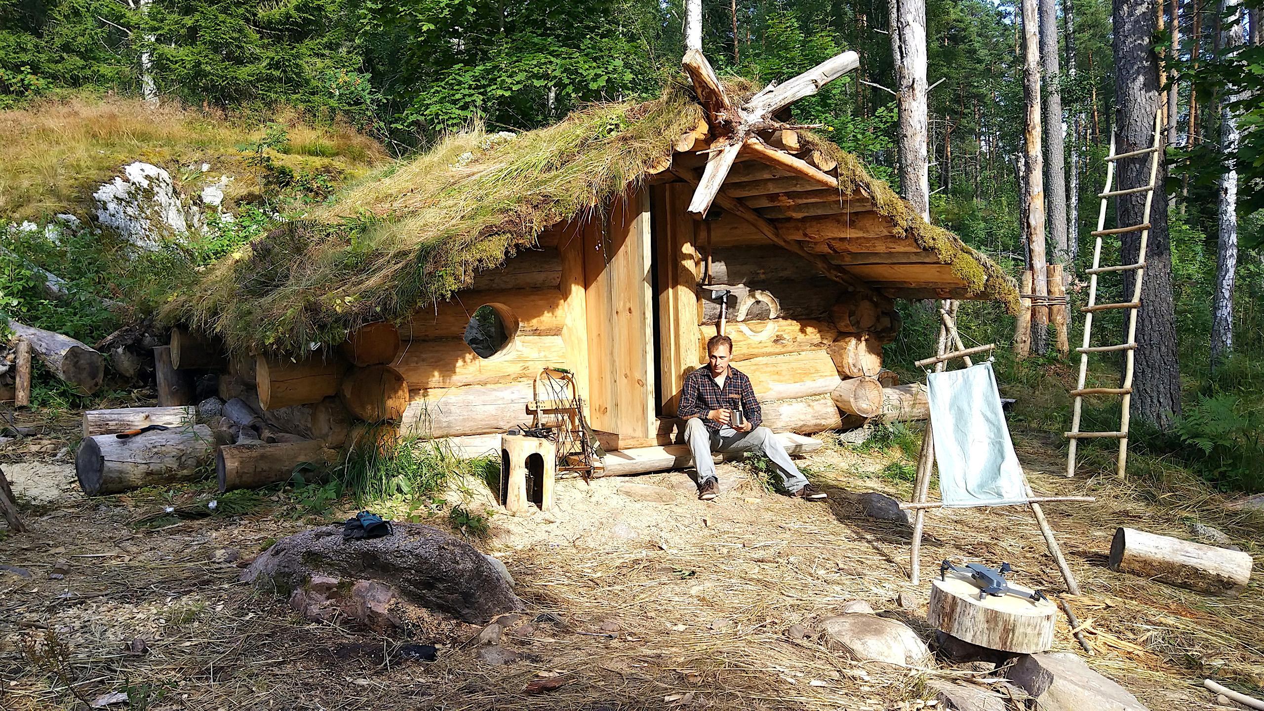 2560x1440 Off Grid Log Cabin Built by One Man: Moving 1000 lbs Logs Solo