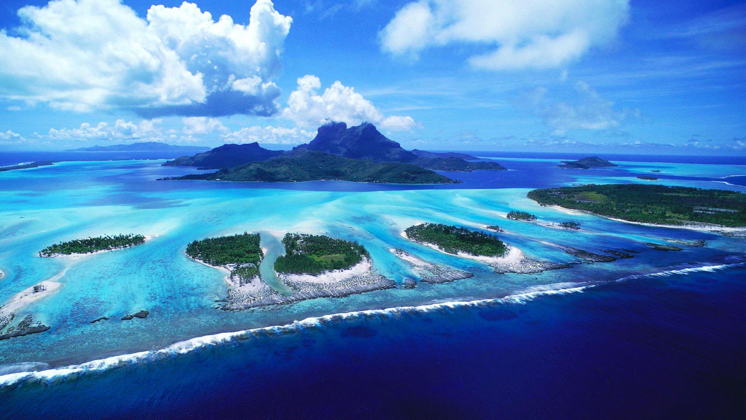 2560x1440 Awesome look on reefs of Bora Bora beach wallpaper