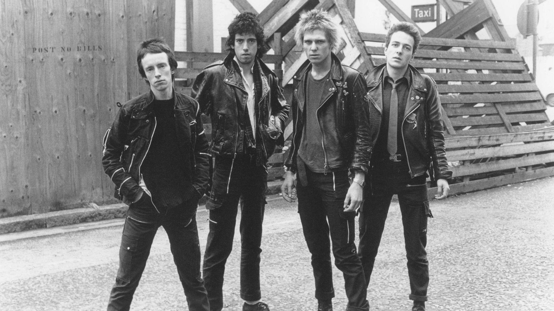 Название западных групп. Группа the Clash. The Clash 1982. Панк- группы the Clash. Зе клэш группа.
