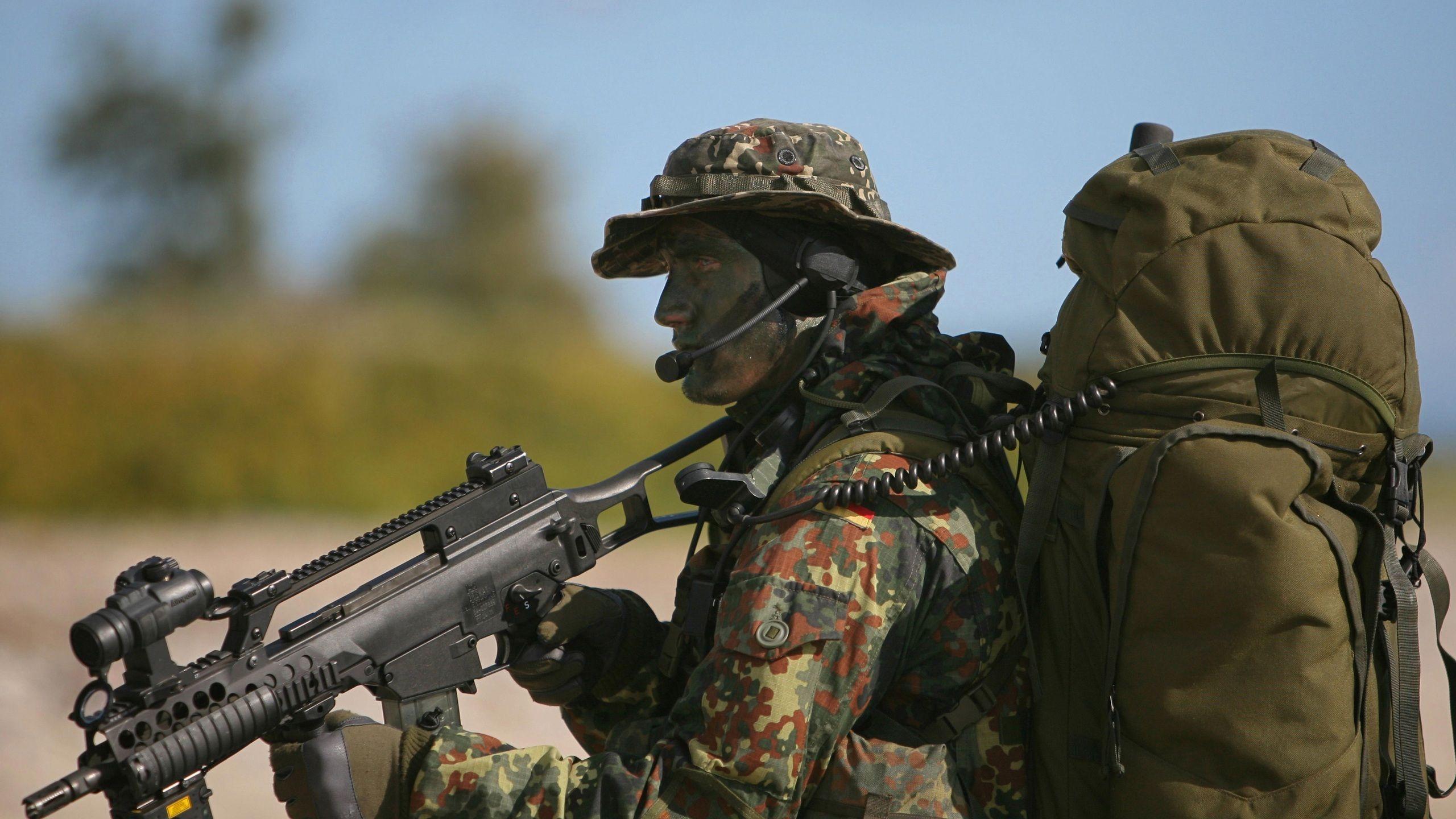 2560x1440 outfit, soldiers, the bundeswehr, germany, backpack, hk g36 desktop wallpaper 9212