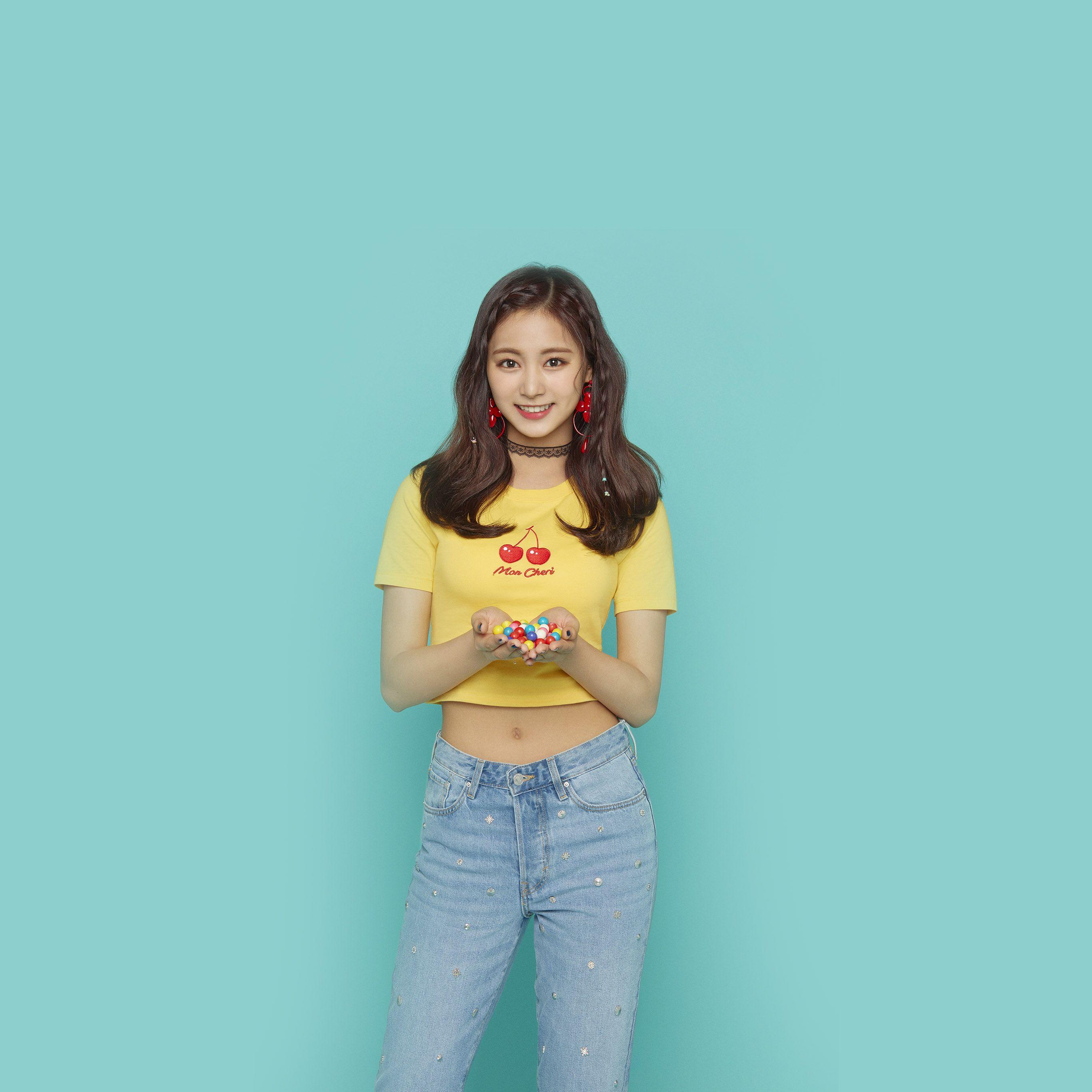 2732x2732 Kpop Girl Blue Candy Twice Smile Wallpaper