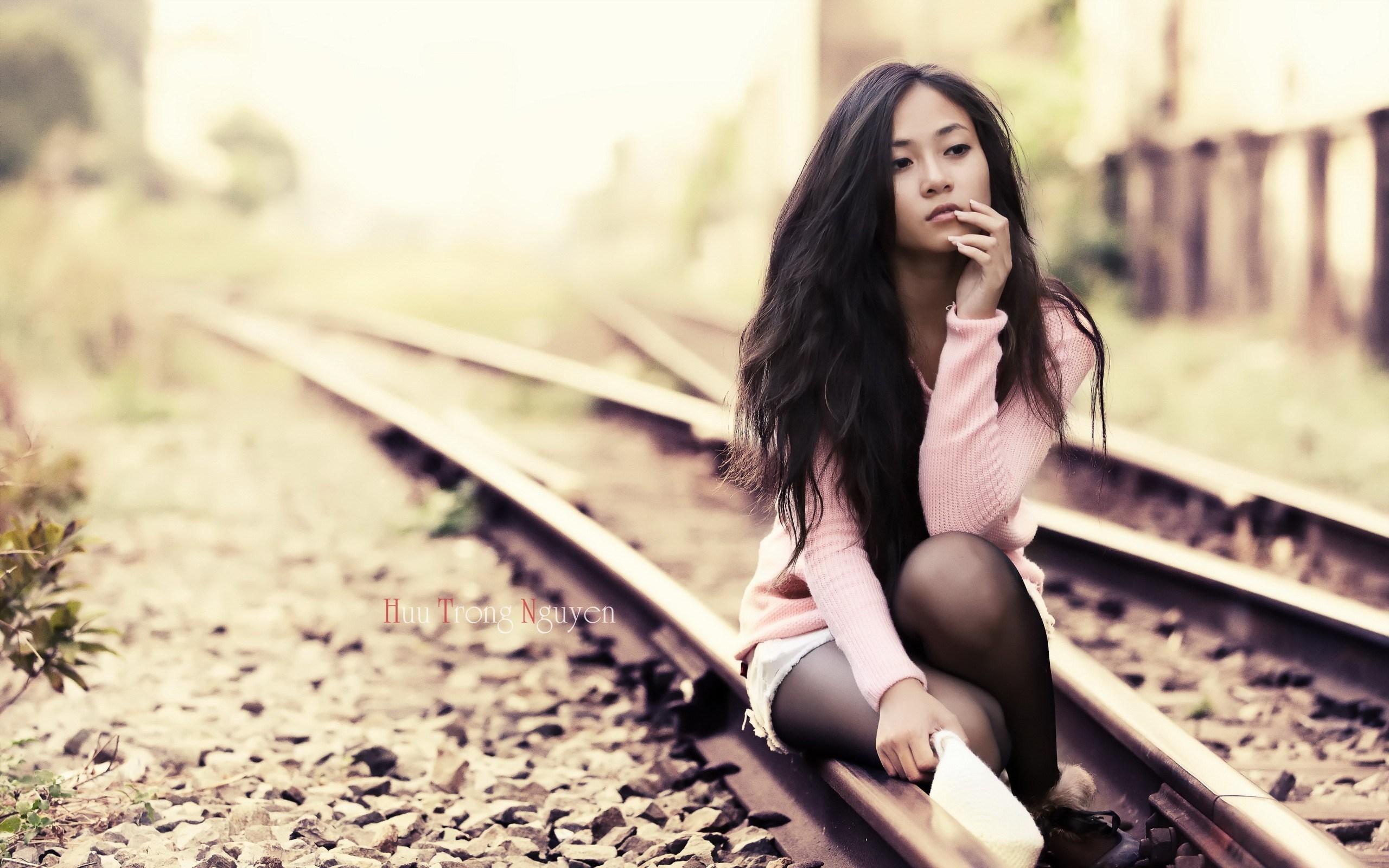 2560x1600 Sitting HD Desktop Girls Wallpaper