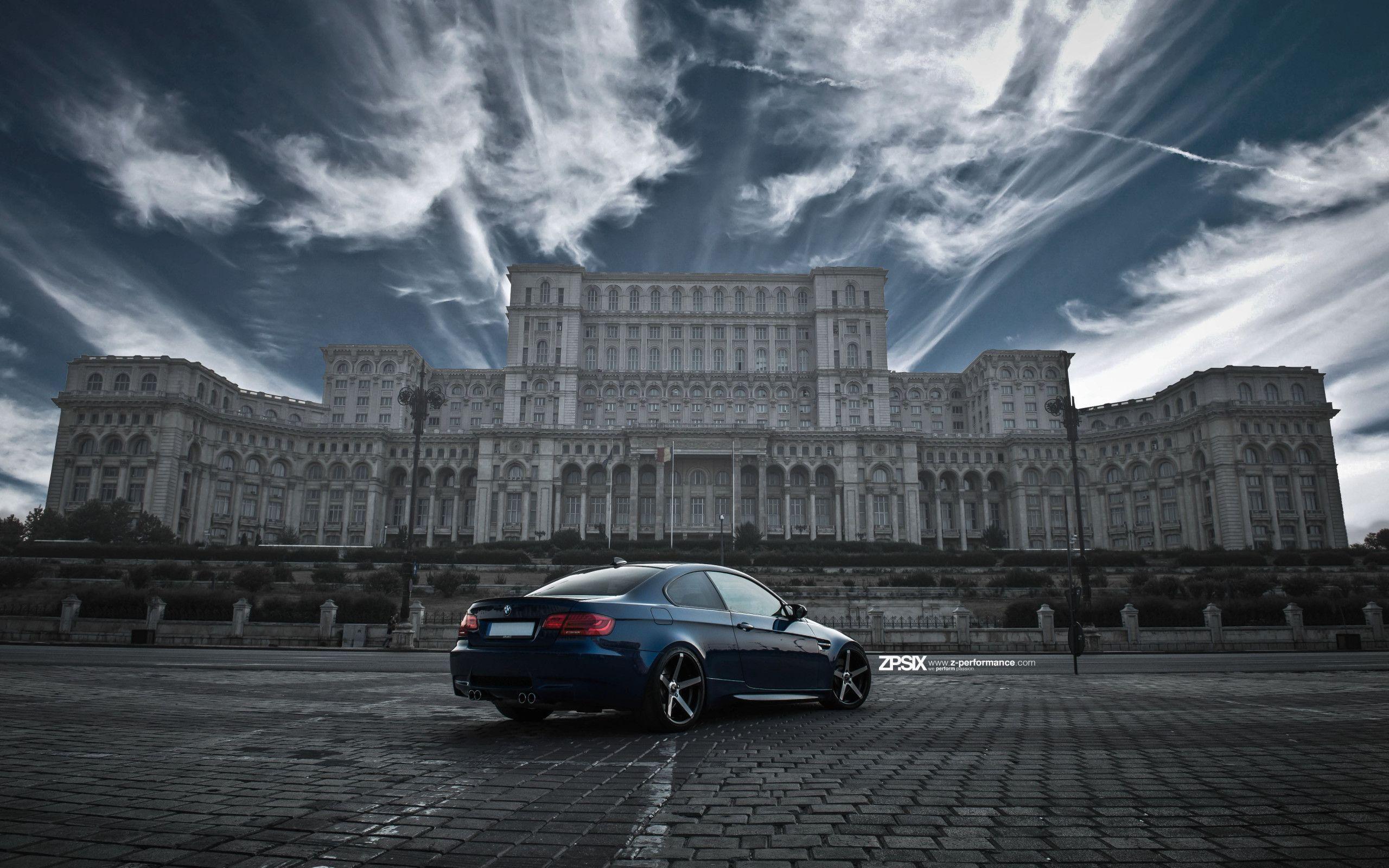 2560x1600 Download wallpaper: BMW E92 M3 in front of Palace