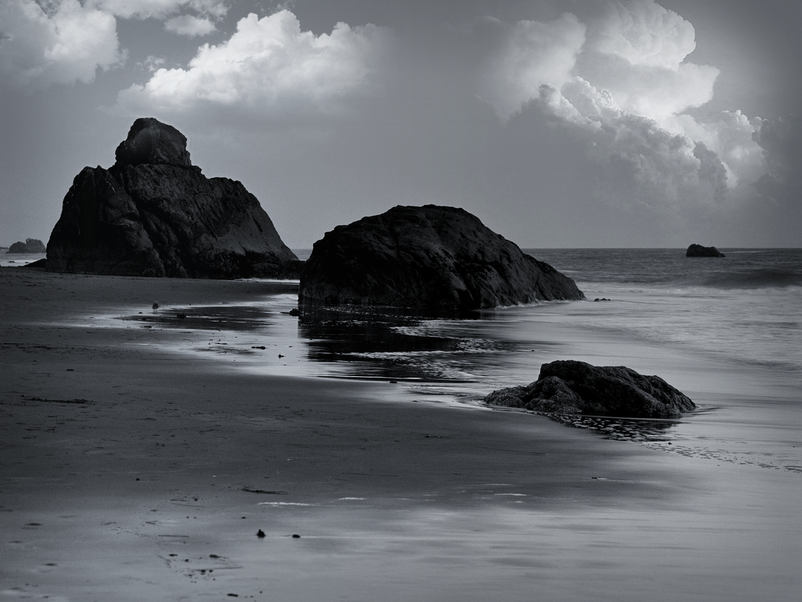1600x1200 Free download Black and White Beach Rock Formations wallpaper