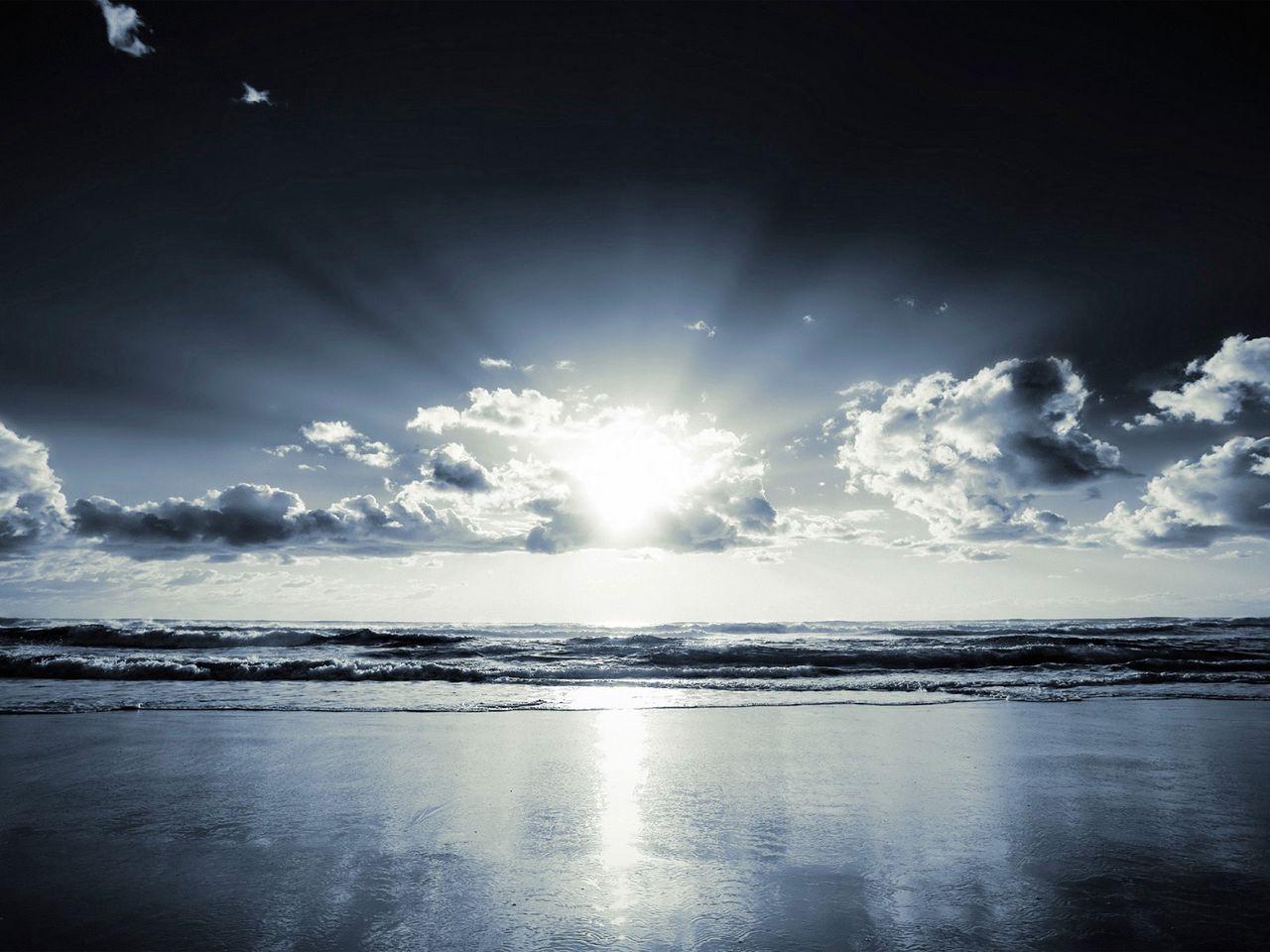 1280x960 Download wallpaper 1280x960 coast, beach, sun, clouds, beams, sand