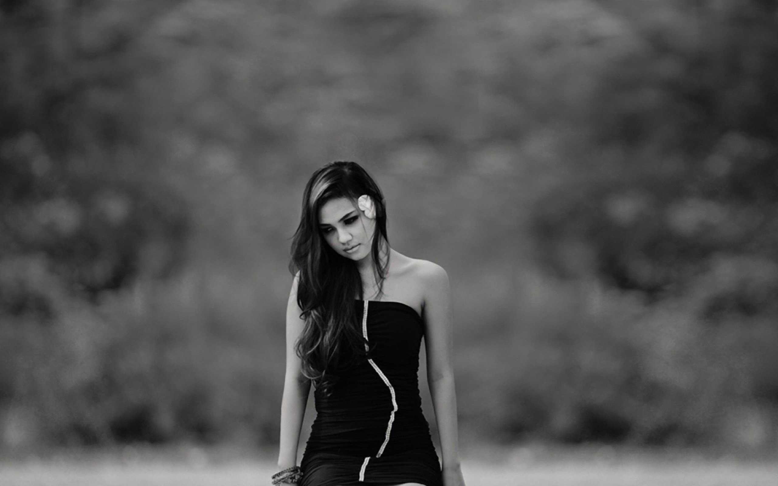 2560x1600 Sad Girl Monochrome HD Wallpaper (2560x1600)