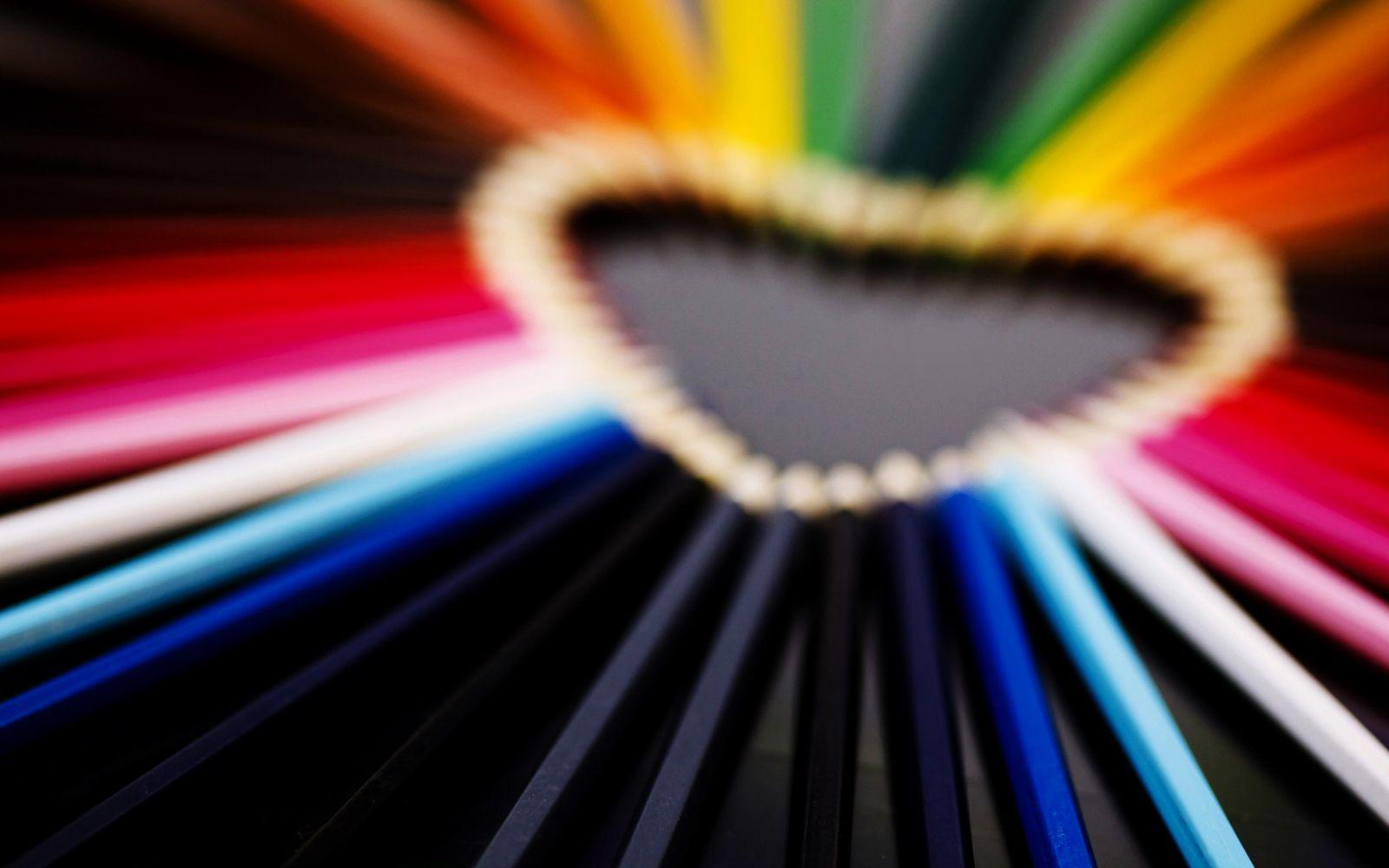 1600x1000 Central Wallpaper: Color Pencils Close Up Photo HD Wallpaper