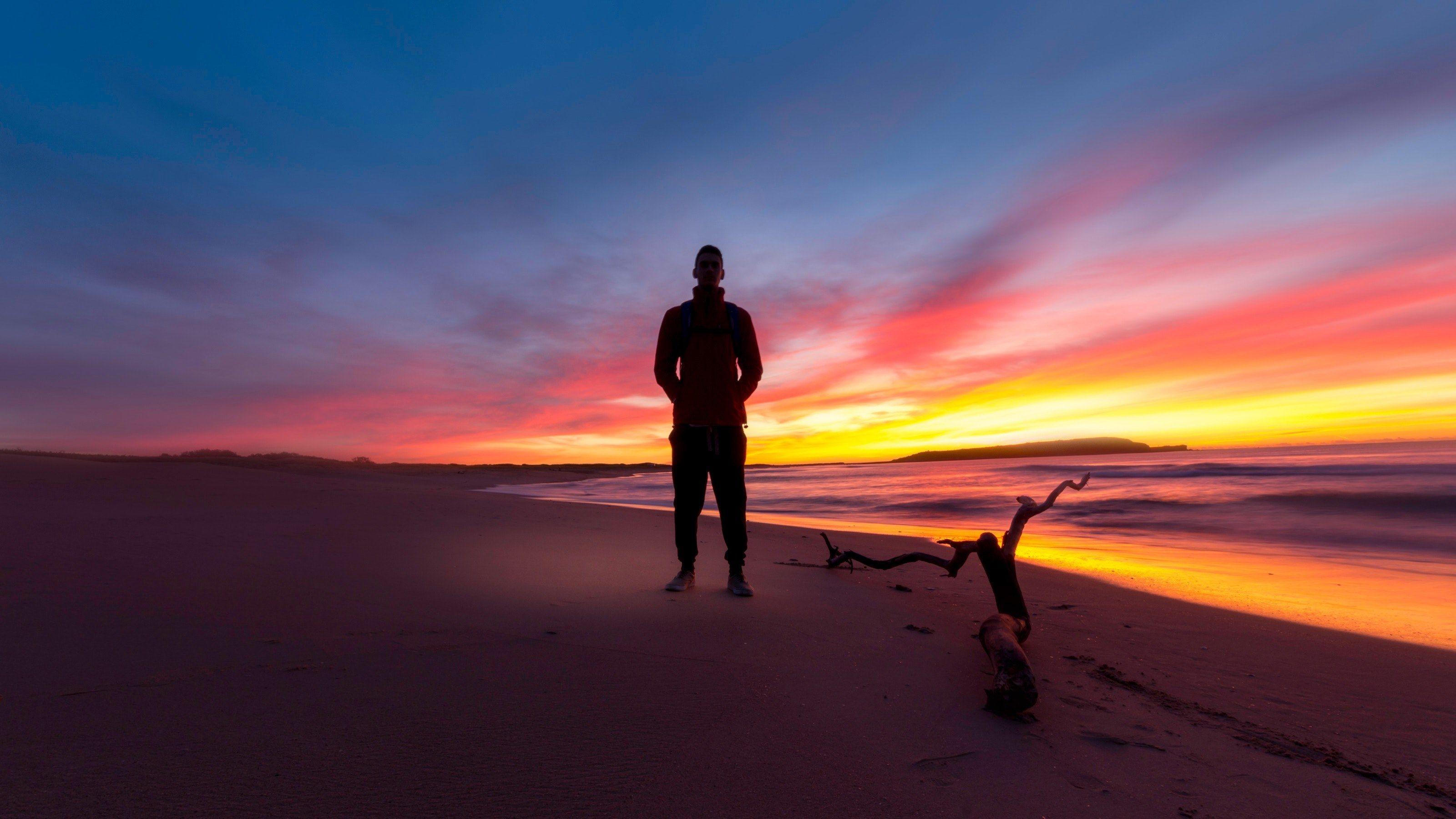 3200x1800 a male silhouette on a sydney beach during the late evening with a