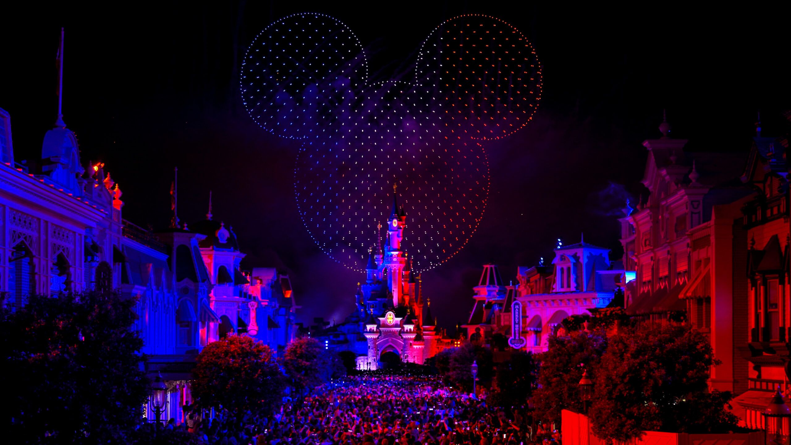 2560x1440 Disneyland® Paris Sets GUINNESS WORLD RECORDS™ Title For The “Largest Aerial Display Of A Fictional Character Formed By Multirotors Drones” Using 571 Drones • DisneylandParis News