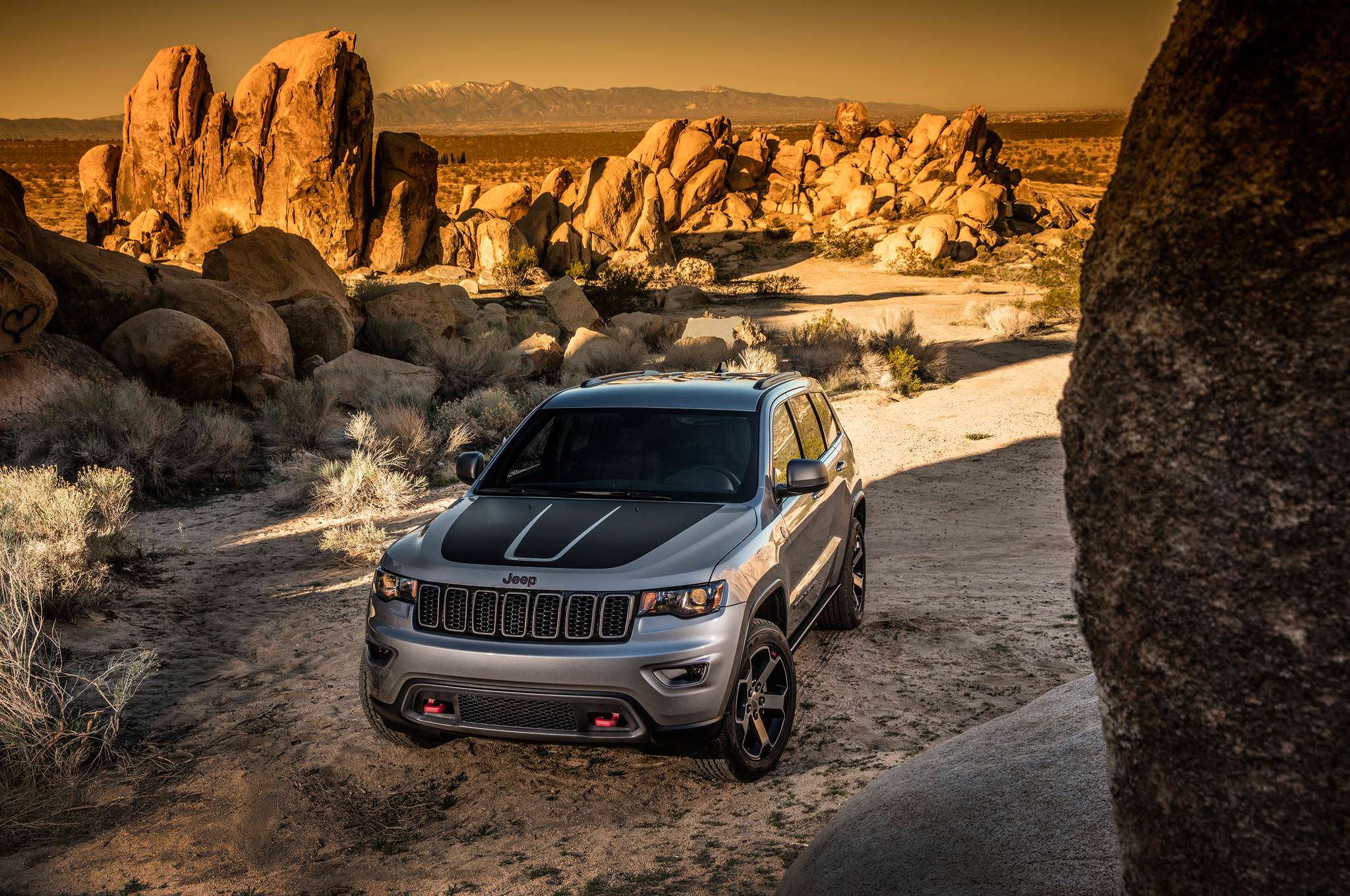 2048x1360 Jeep Grand Cherokee Wallpaper HD Background