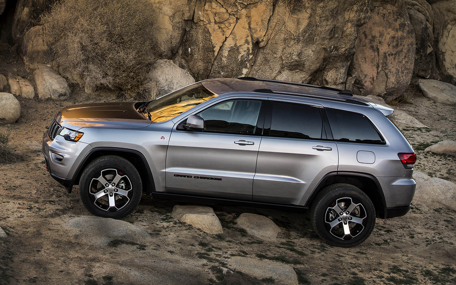 1900x1188 Jeep Grand Cherokee Trailhawk Lifted Wallpaper