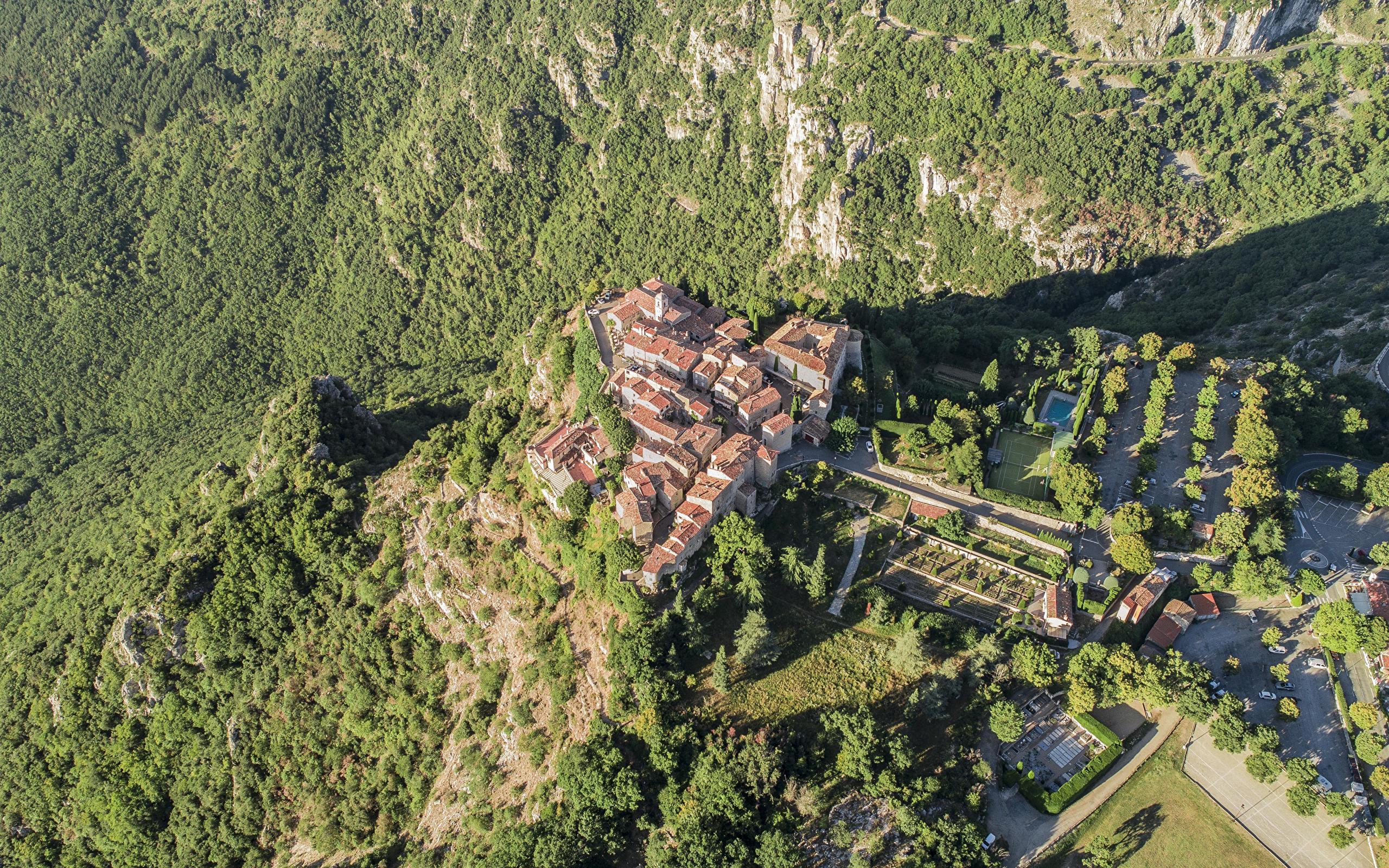 2560x1600 The French village of Gourdon shot from above with a drone