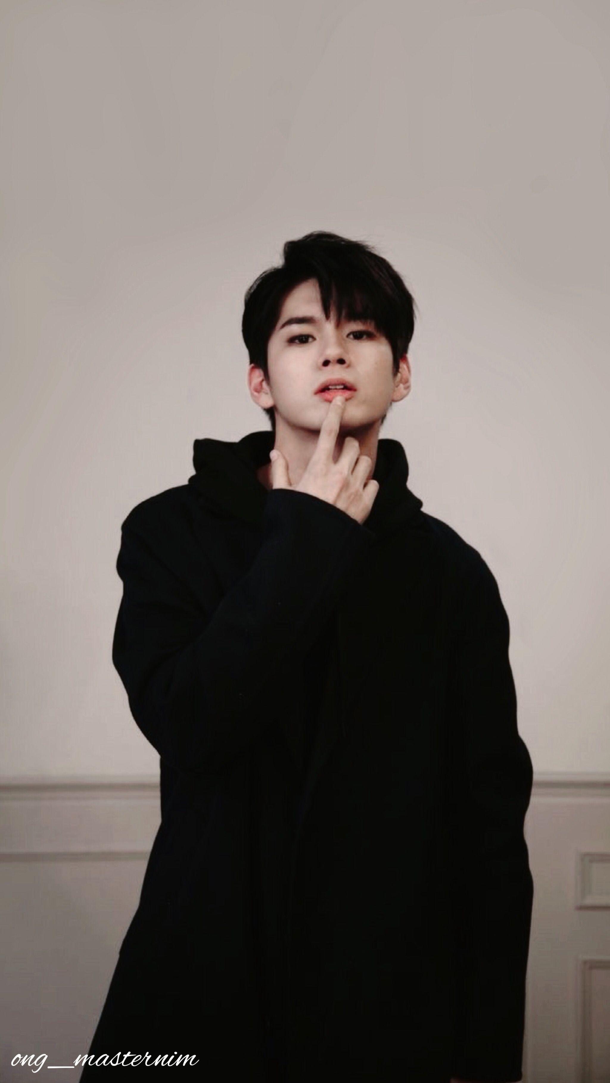 2048x3638 Ong Seongwu Wallpaper
