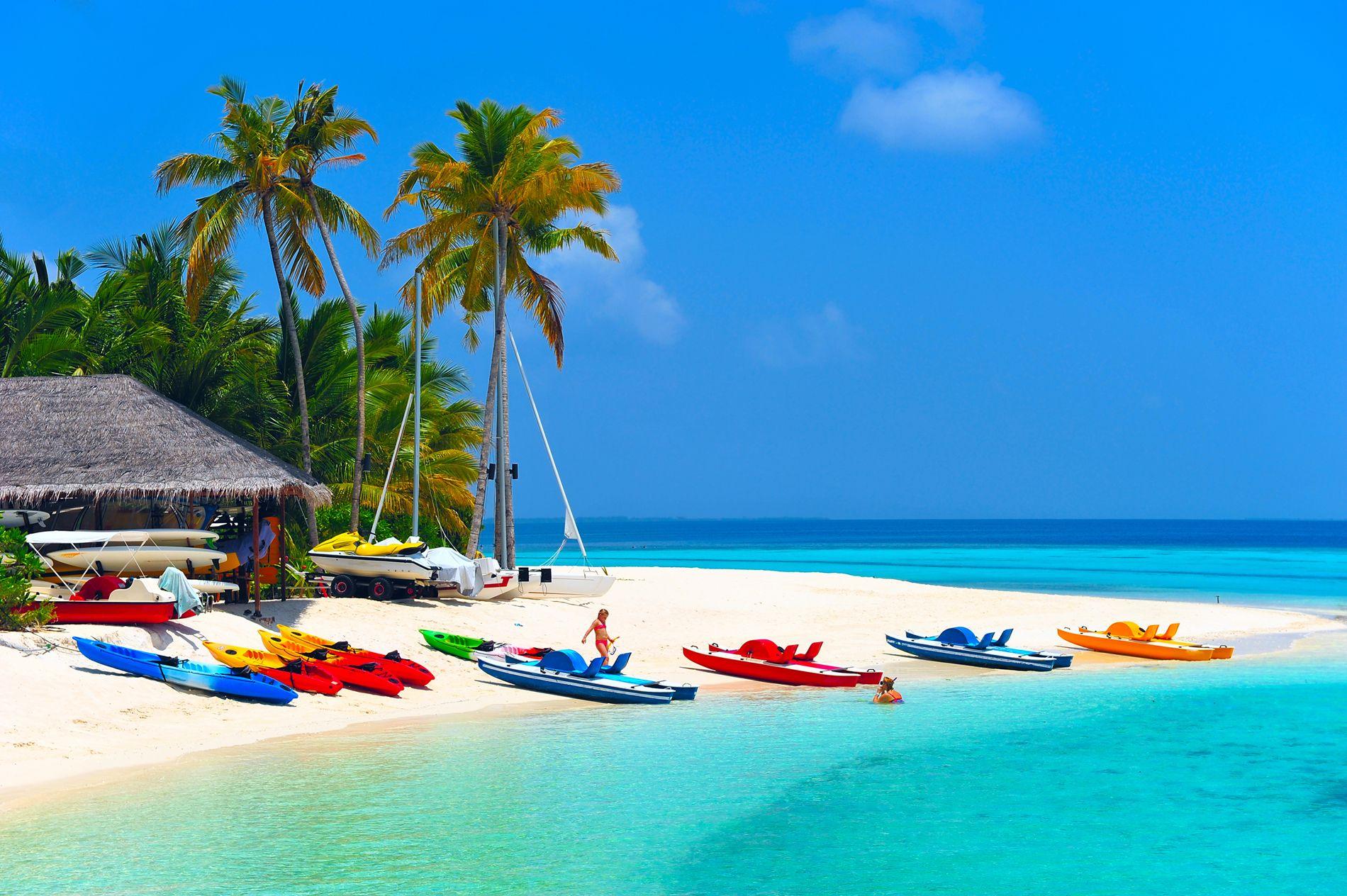 1900x1264 Colorful Boats on Tropical Beach Wallpaper