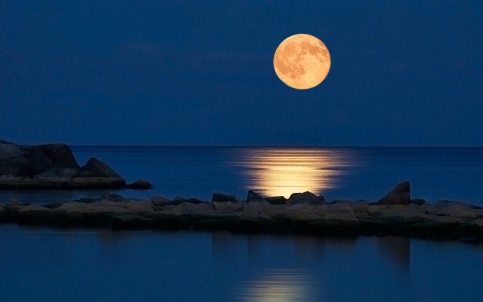 Лунный свет днем. Ночное море. Луна и море. Ночь в море. Лунный пейзаж.