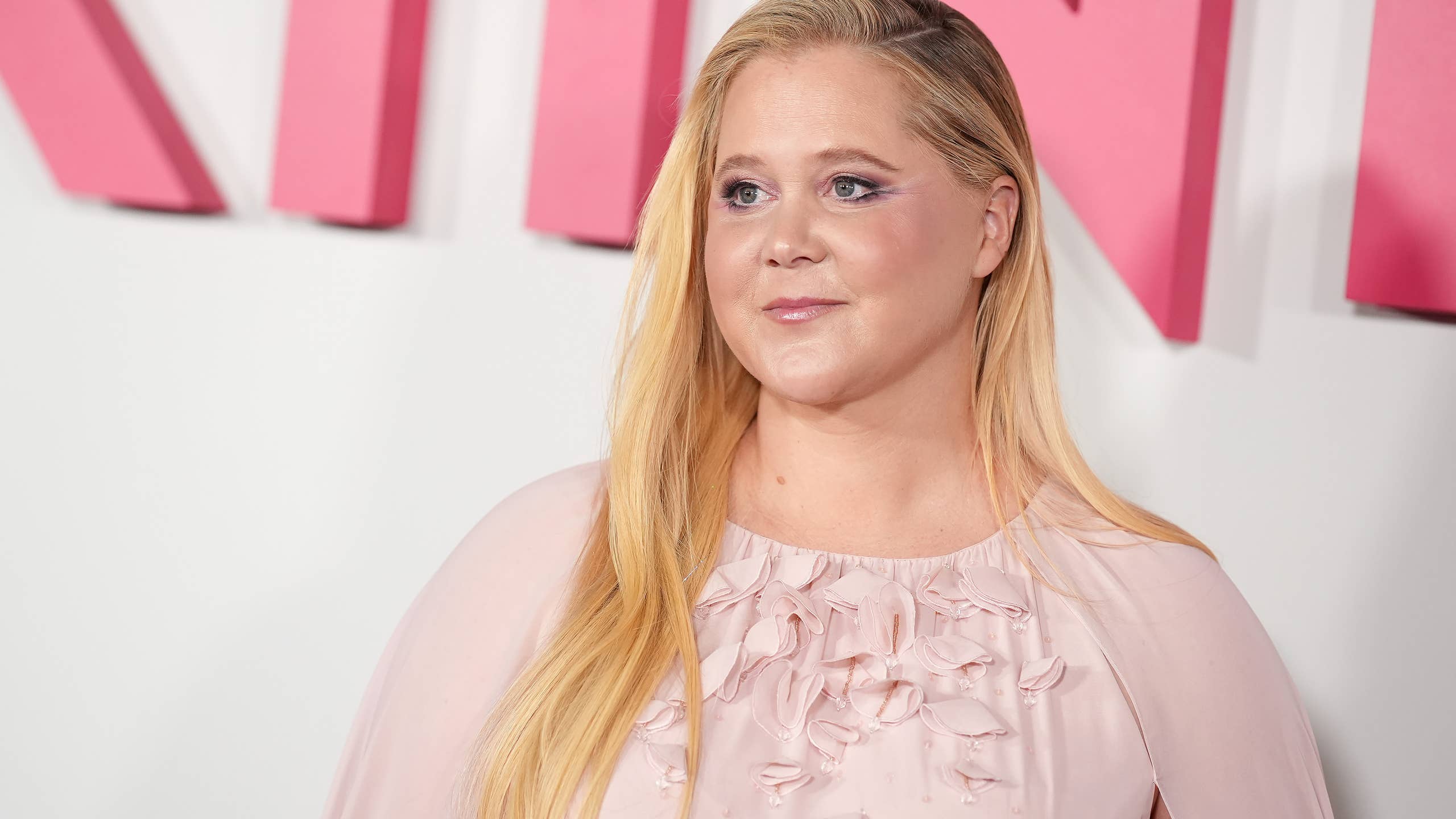 2560x1440 Amy Schumer Responds to Backlash After Sharing Weight Loss Photo