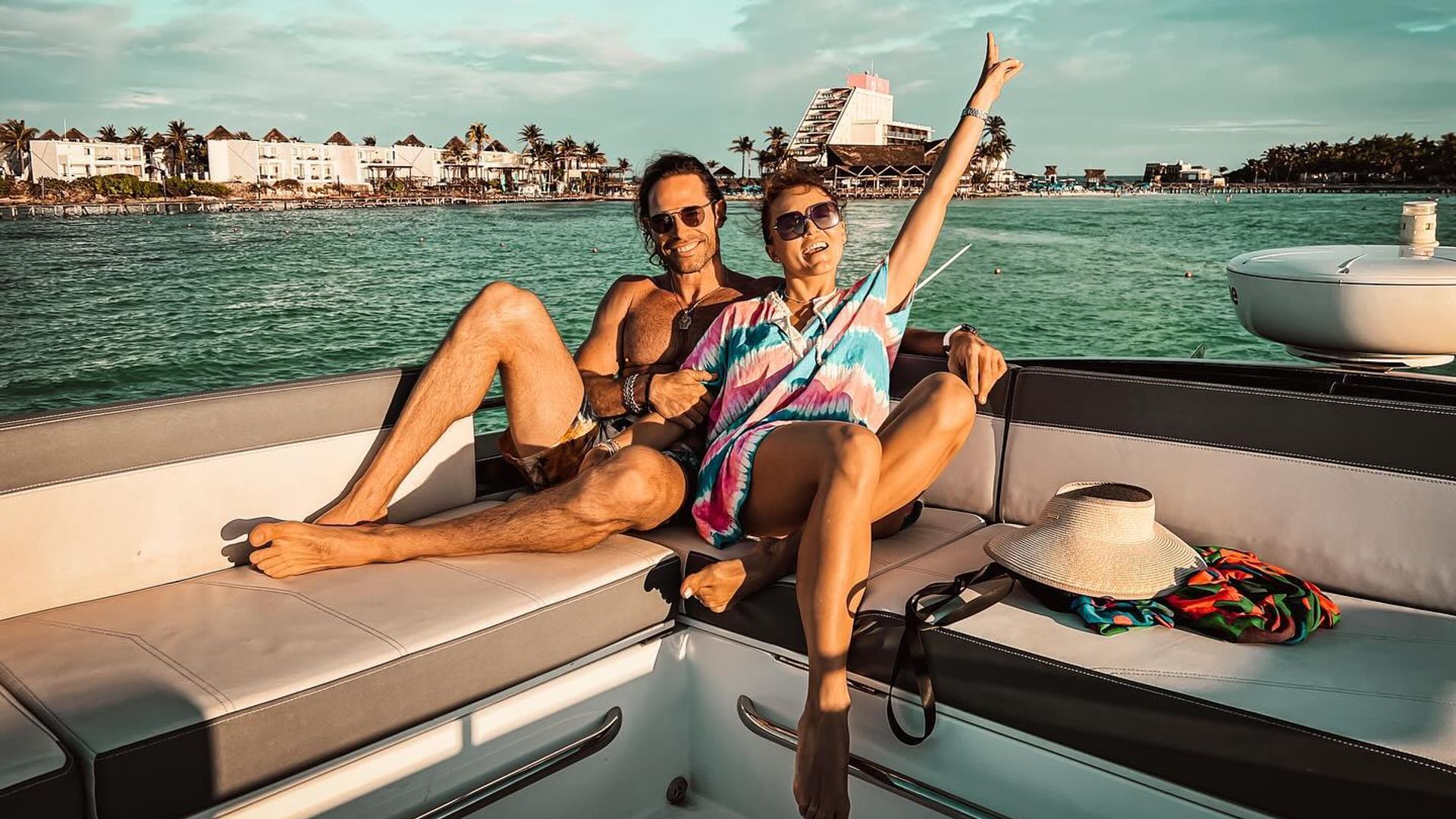 1920x1080 Sebastián Rulli presume las vacaciones con su gran familia de la mano de Angelique Boyer. ¡HOLA!