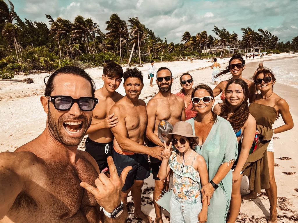 1024x768 Sebastián Rulli presume las vacaciones con su gran familia de la mano de Angelique Boyer. ¡HOLA!